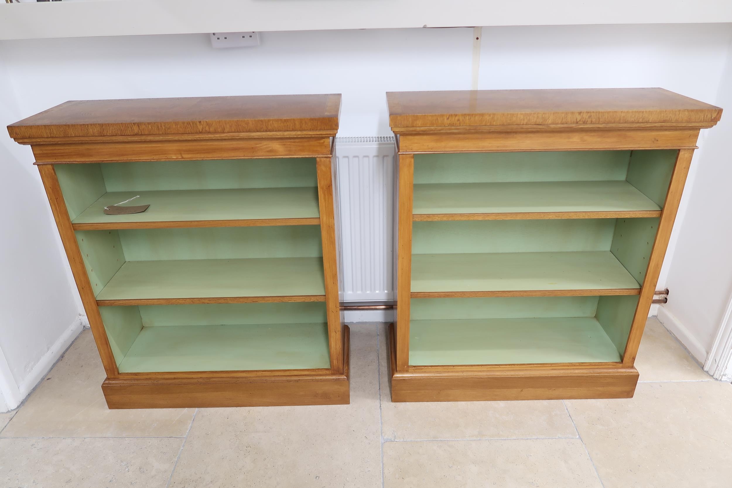 A pair of burr oak bookcases with two adjustable shelves - Width 82cm x Height 95cm x Depth 30cm - Image 2 of 3