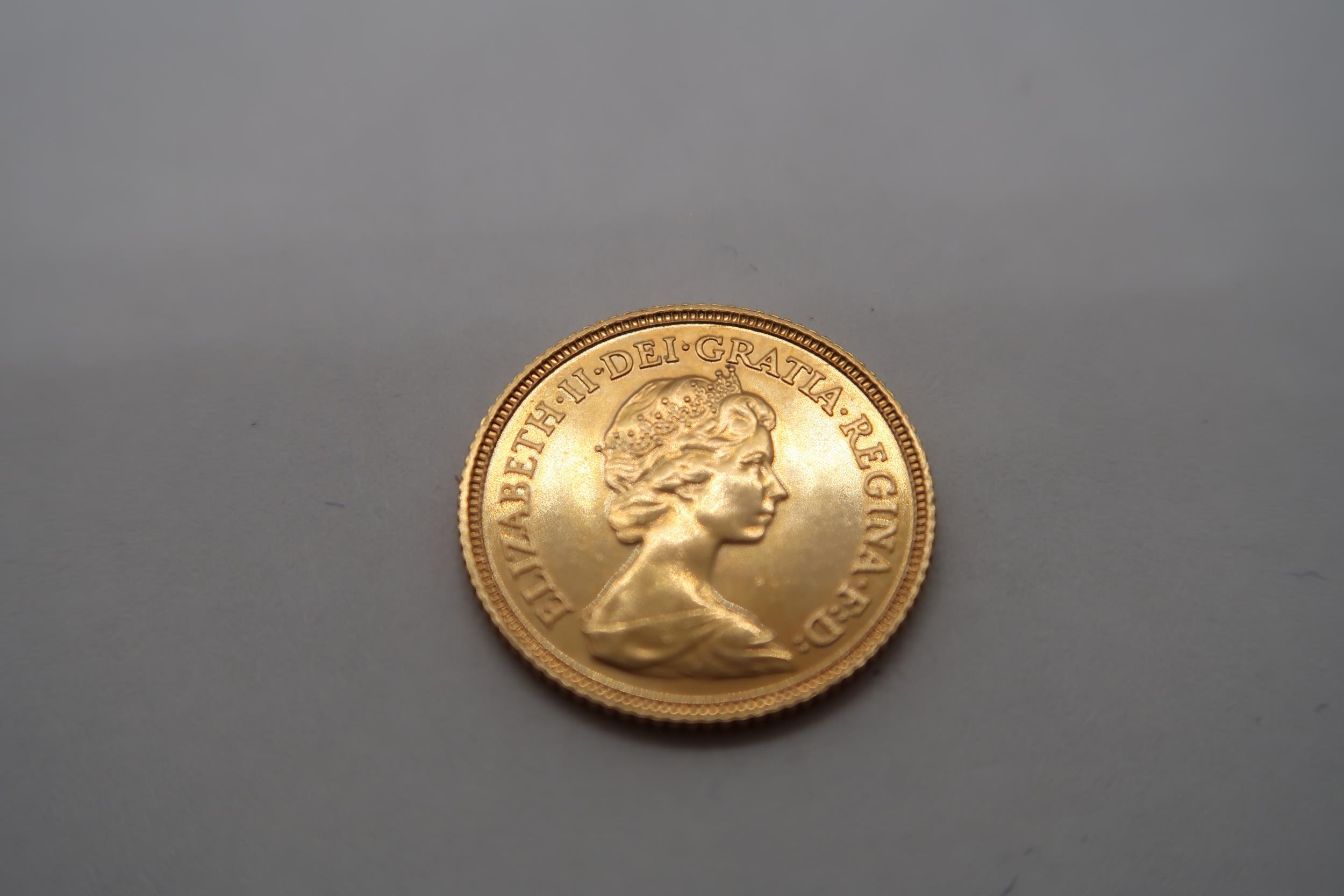 A Elizabeth II half Sovereign, Dated 1982 approx. 4g - Image 2 of 2