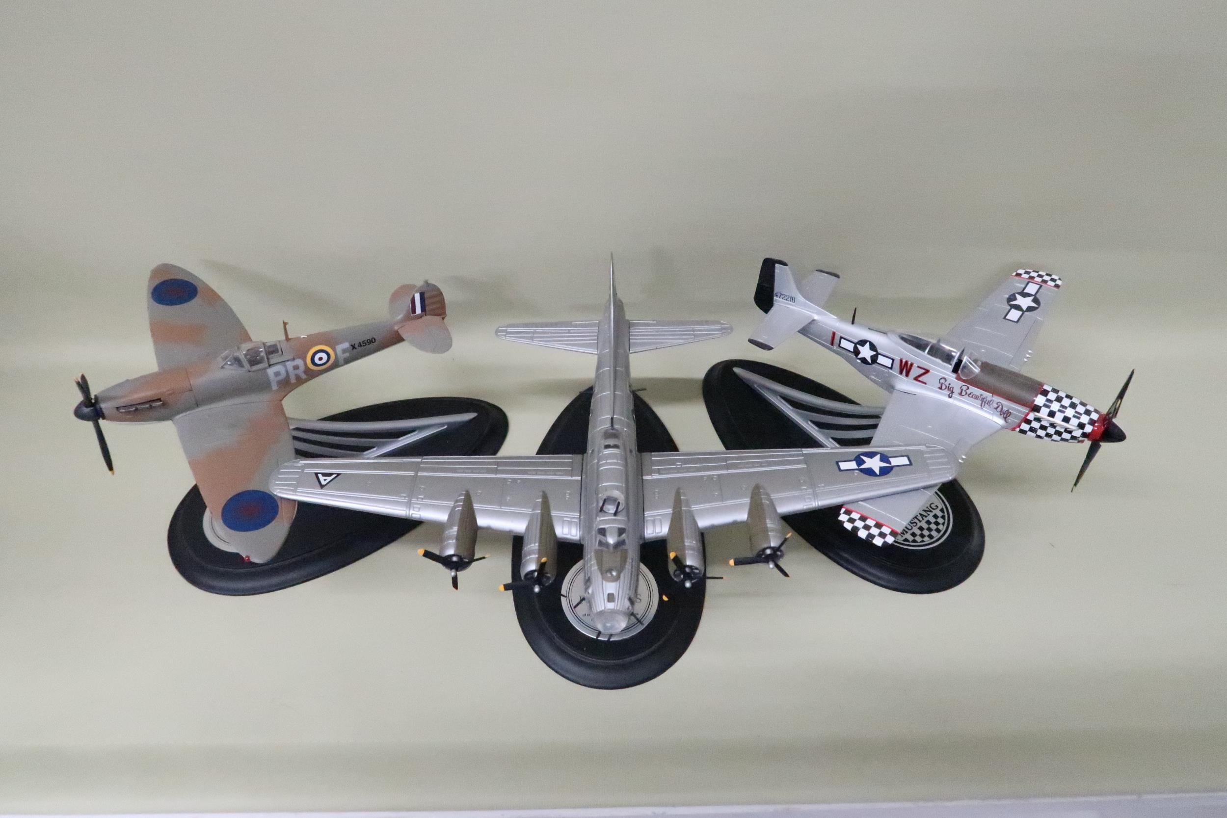 A Franklin Mint B17G Flying Fortress 1:96 scale model, a Franklin Mint P57 Mustang 1:48 scale - Bild 2 aus 2