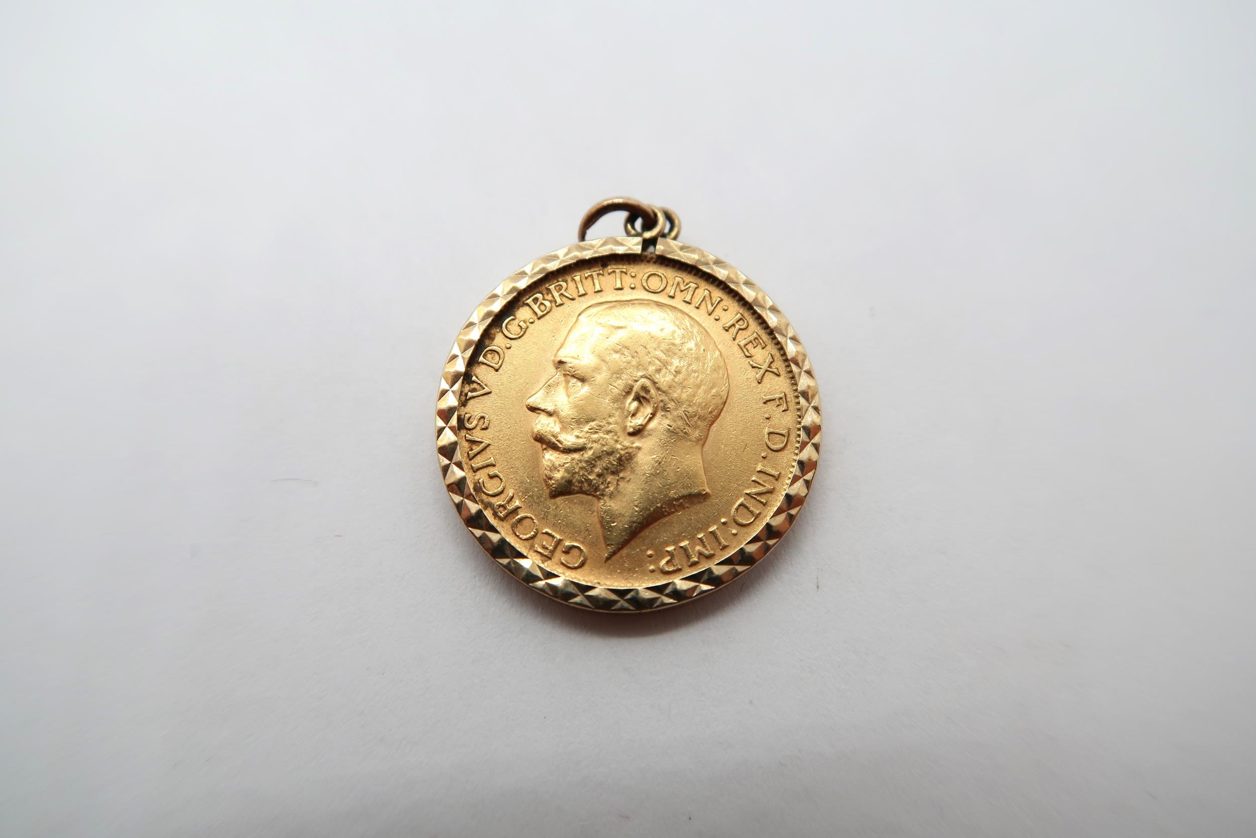 A George V Full Sovereign, Dated 1913, 8.97g with a 9ct yellow gold pendant mount. - Bild 2 aus 2