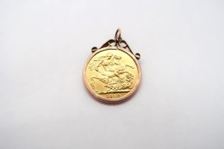 A sovereign date 1918 in a gold mount - total weight approx 9 grams