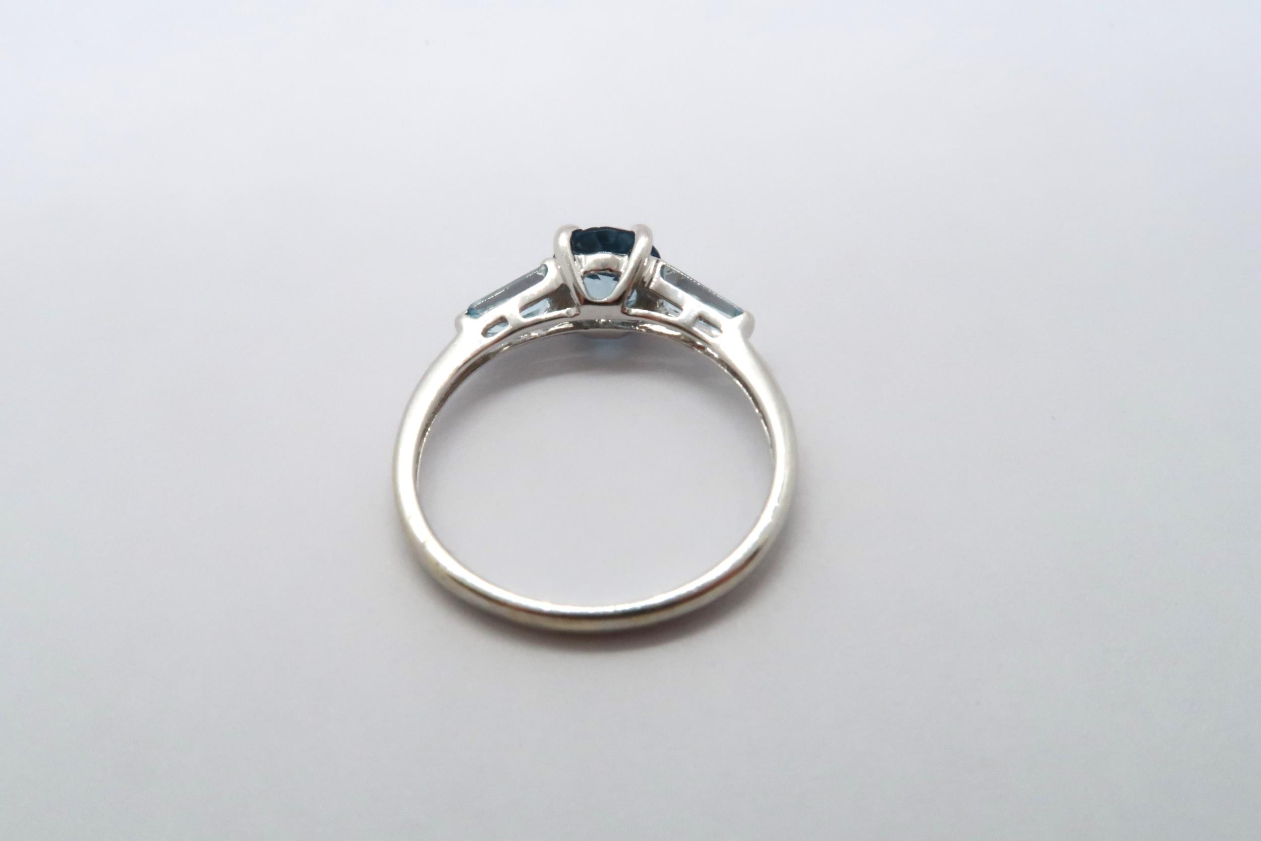A 9ct white gold blue topaz and aquamarine ring, head size approx 15mm x 6mm, size O/P - Image 3 of 3