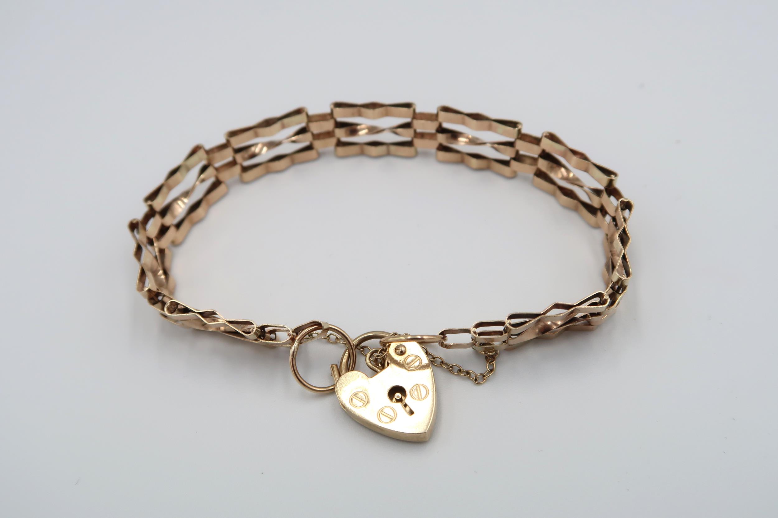 A 9ct gold articulated gold bracelet with heart lock - approx weight 7.5 grams