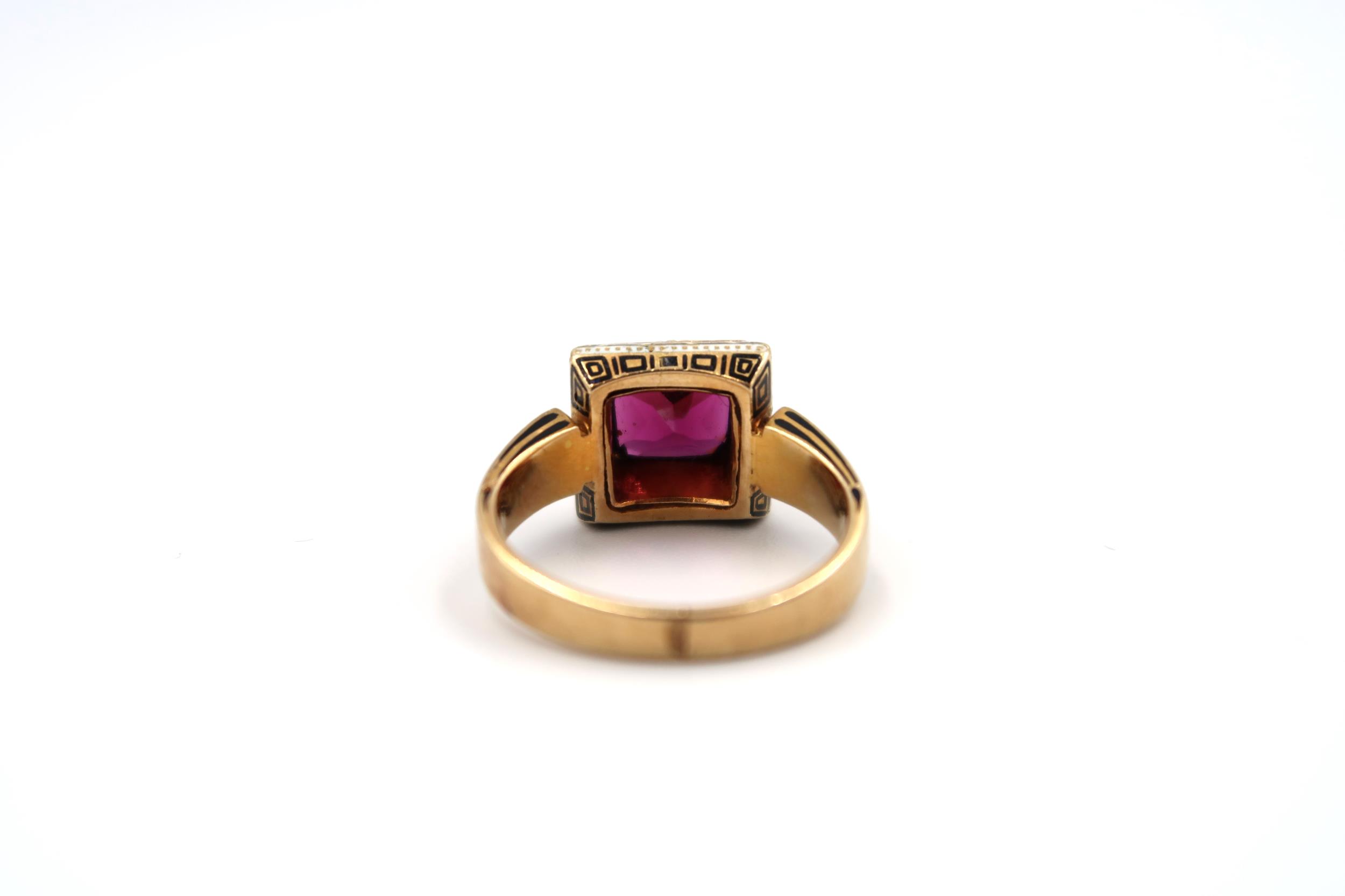A garnet and enamel ring believed to be 19th century. Tested gold 18ct. Weight 6.47 grams. Ring size - Bild 3 aus 3