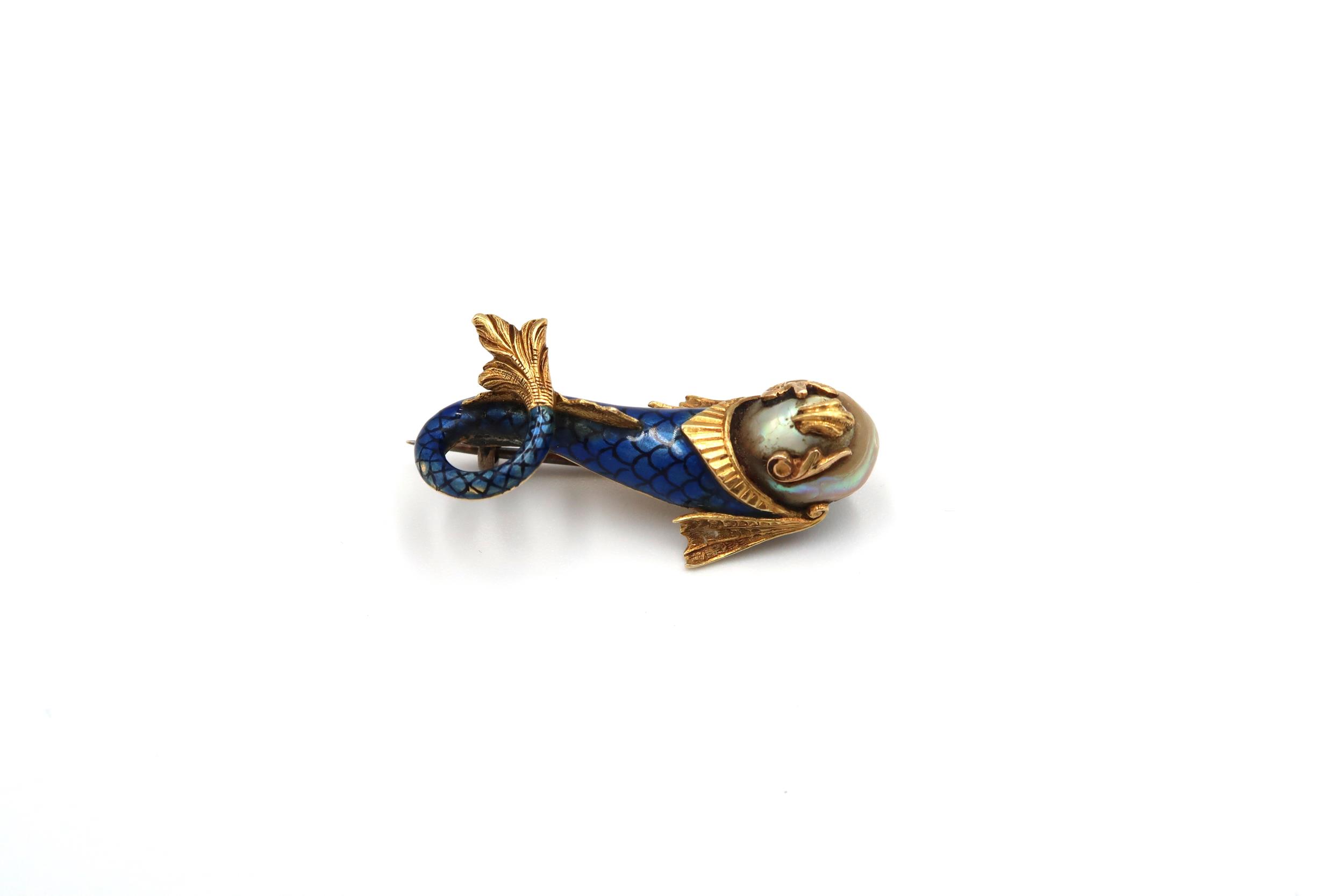 An enamel and pearl yellow metal pin brooch in the form of marine life - Length 3cm - Image 2 of 3