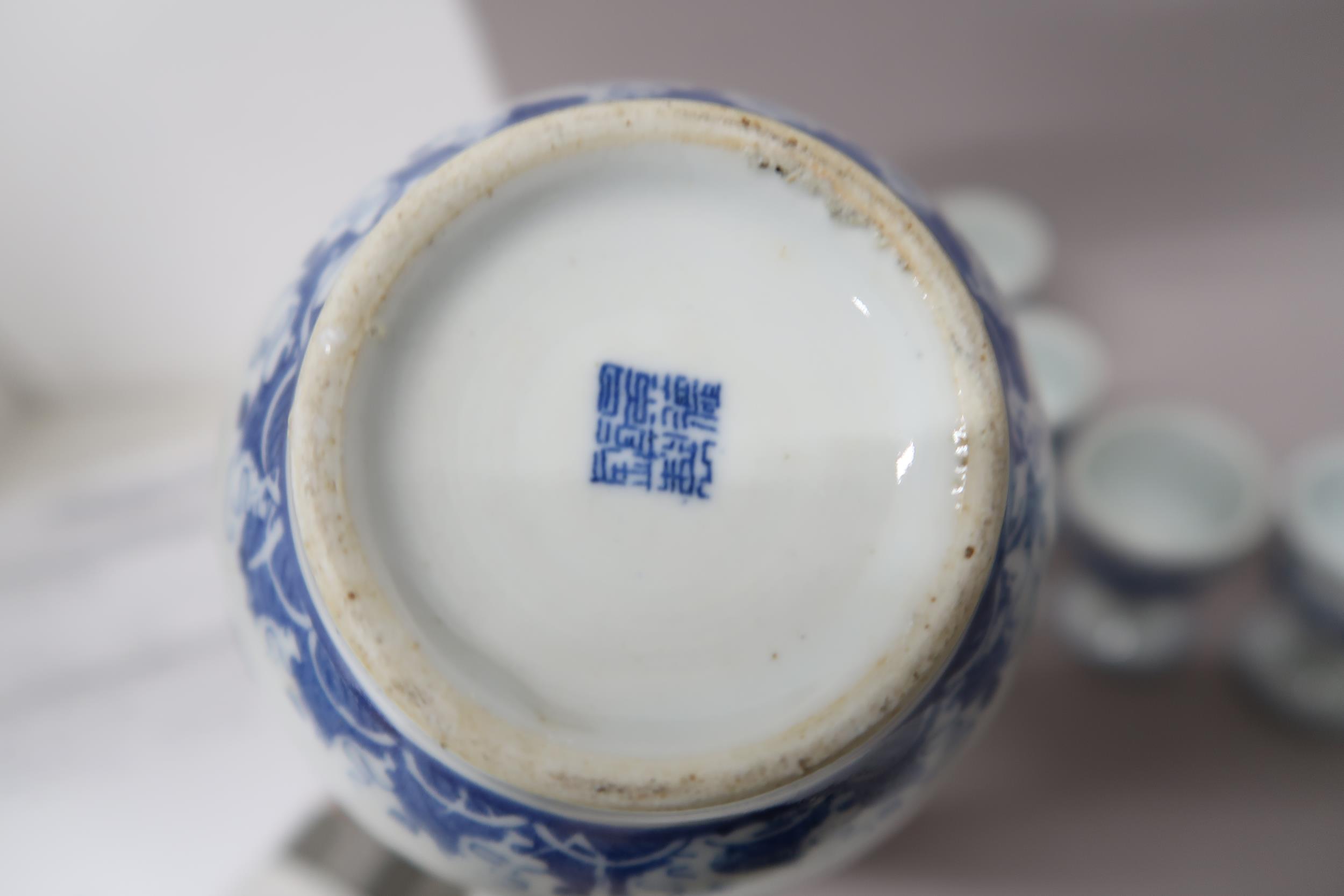 An Oriental blue and white coffee pot decorated with opposing dragons above sea spray, eight blue - Bild 2 aus 2