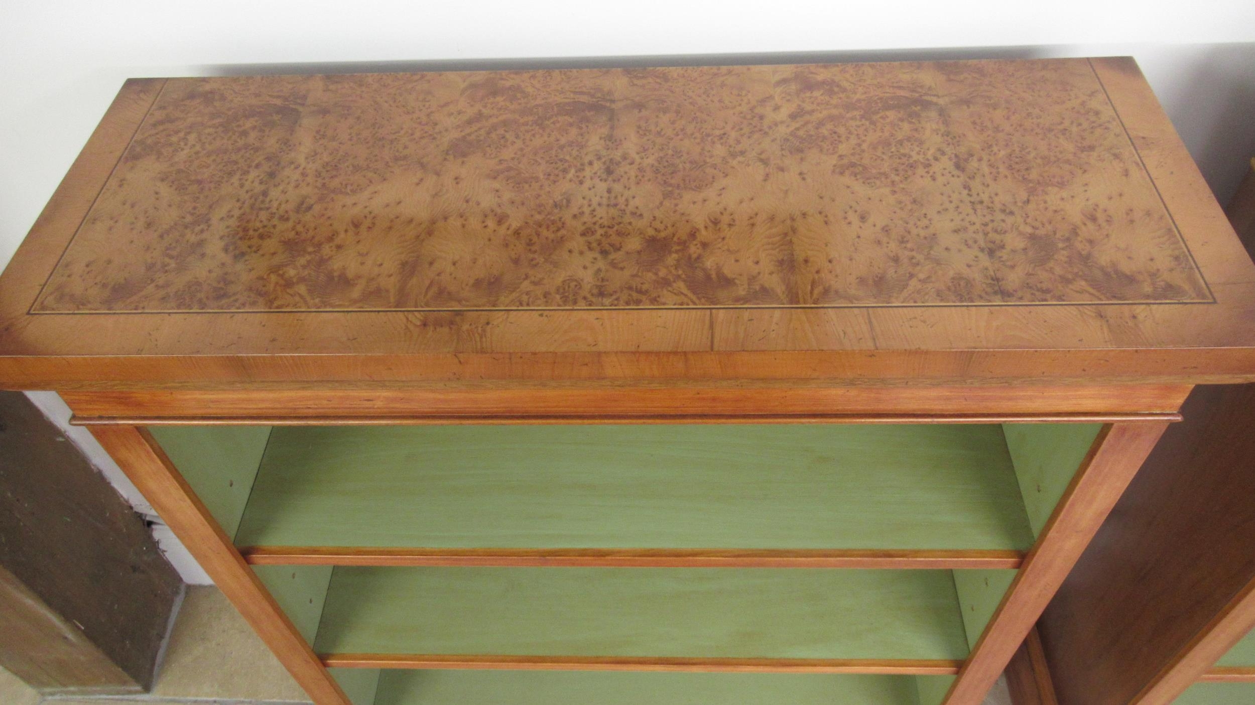 A pair of burr oak bookcases with two adjustable shelves - Width 82cm x Height 95cm x Depth 30cm - Bild 3 aus 3