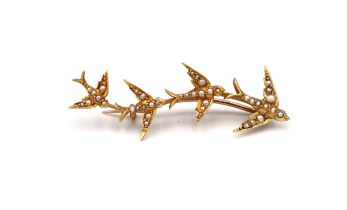 A marked .625ct yellow gold bar brooch, four swallows all with seed pearls, approx 4.6 grams