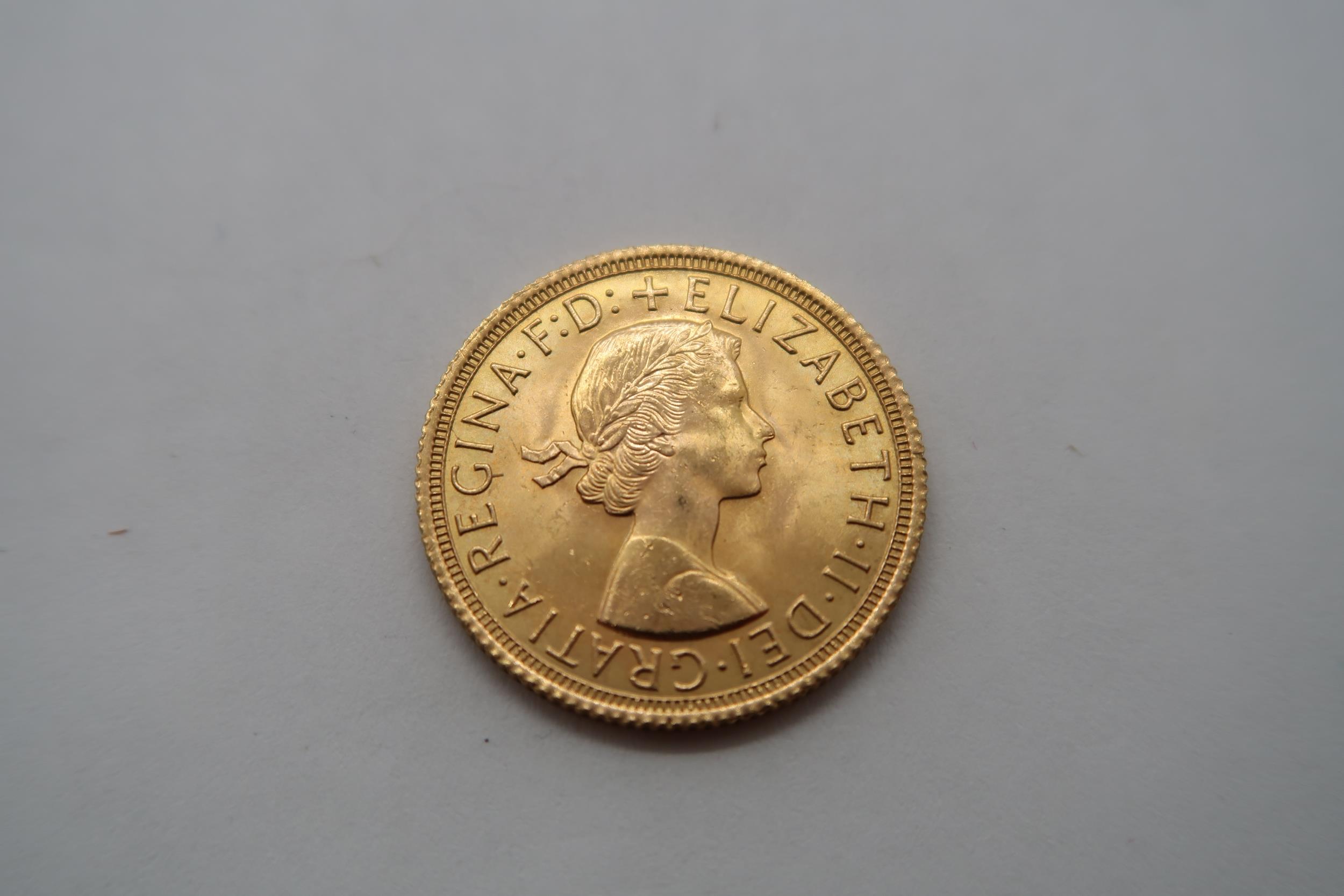 A 1963 full gold sovereign, approx 7.98 grams - Bild 2 aus 2
