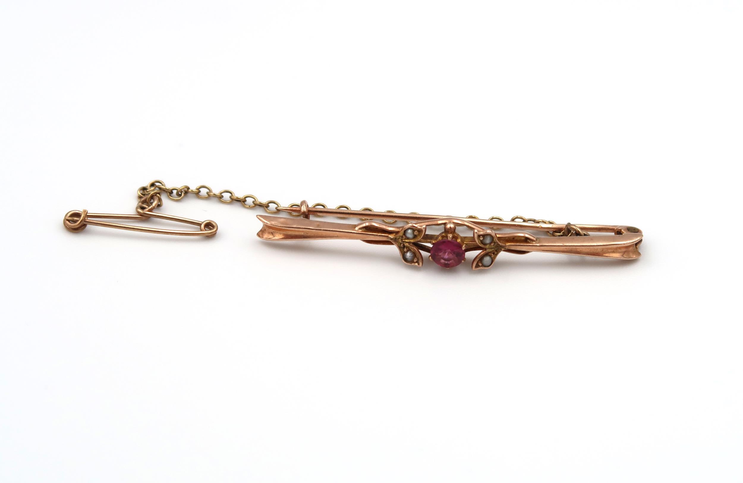 A Victorian 9ct rose gold bar brooch, amethyst and seed pearl, approx 1.8 grams