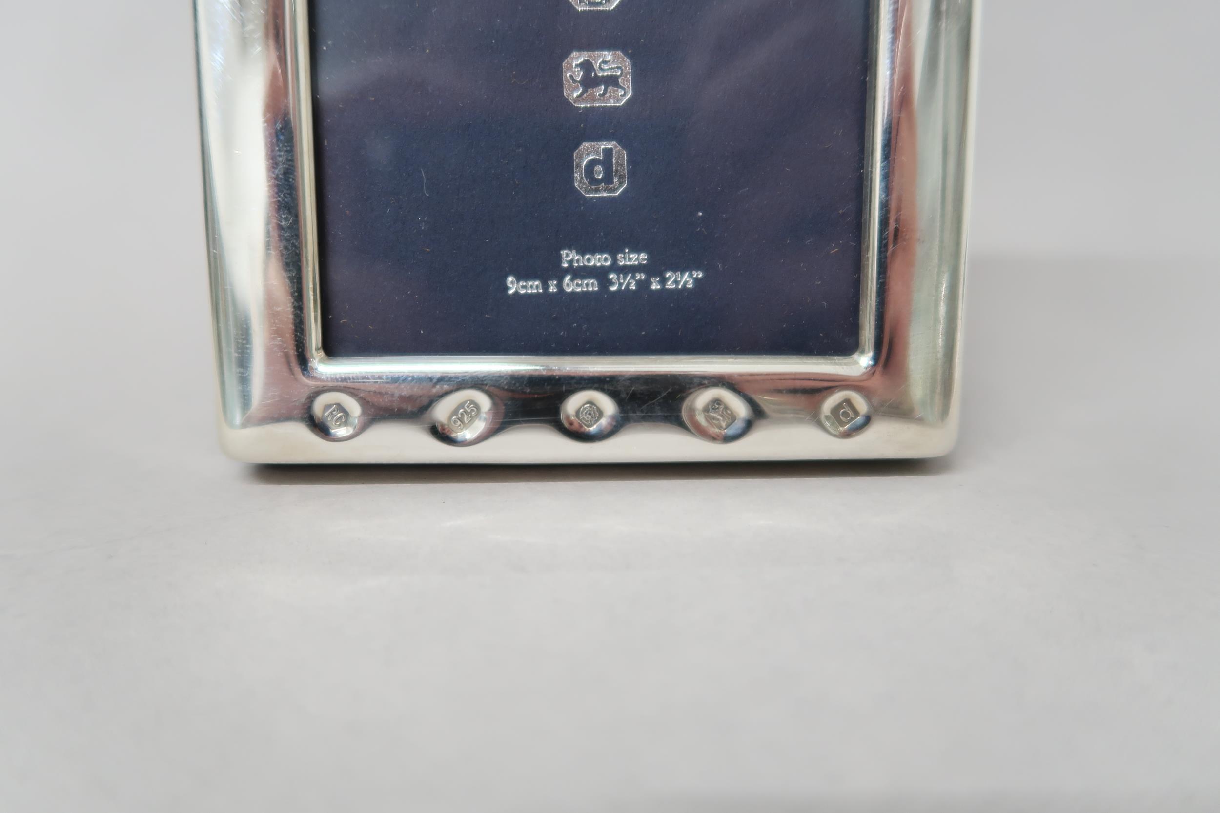 A hallmarked Sterling Silver photo frame - Frame size 8cm x 10.5cm - photo size 9cm x 6cm - Image 3 of 3