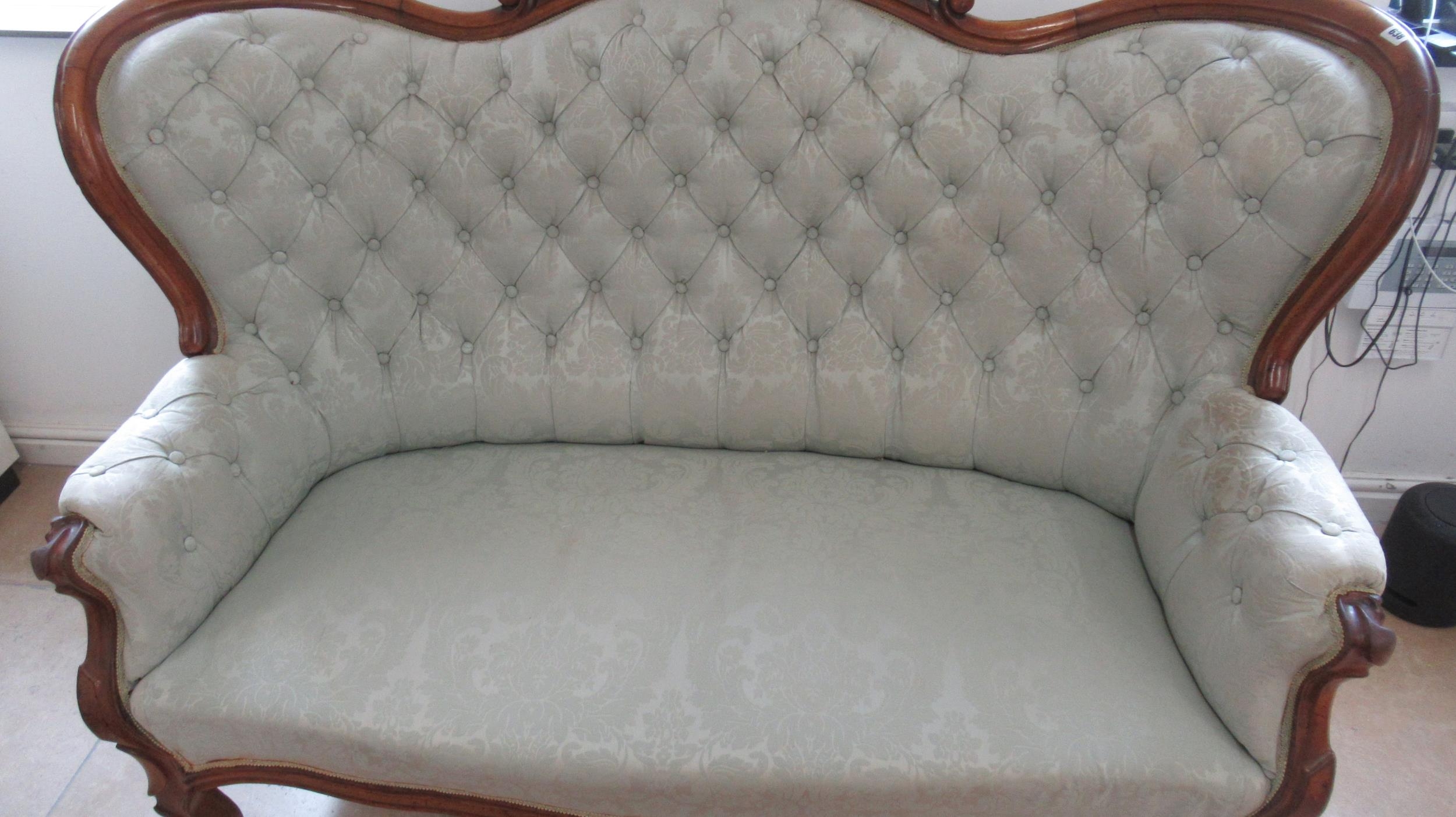 A 19thc walnut continental framed settee with a buttoned back, nicely upholstered and in good - Image 3 of 3