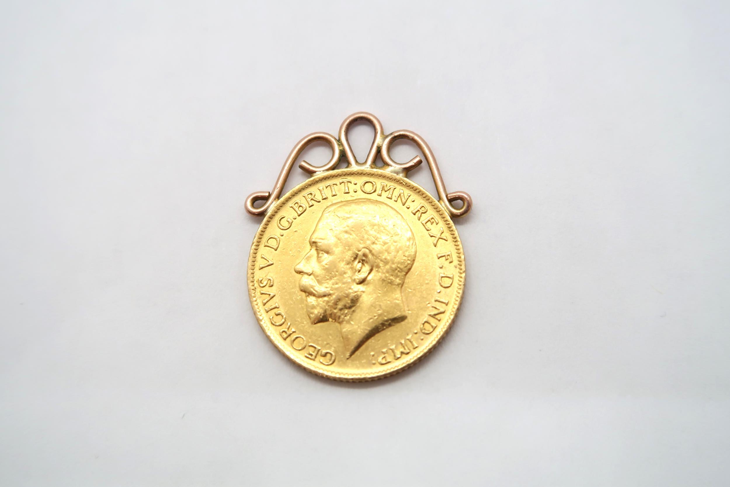 A gold sovereign dated 1912 in a mount - total weight approx 8.49 grams - Image 2 of 2