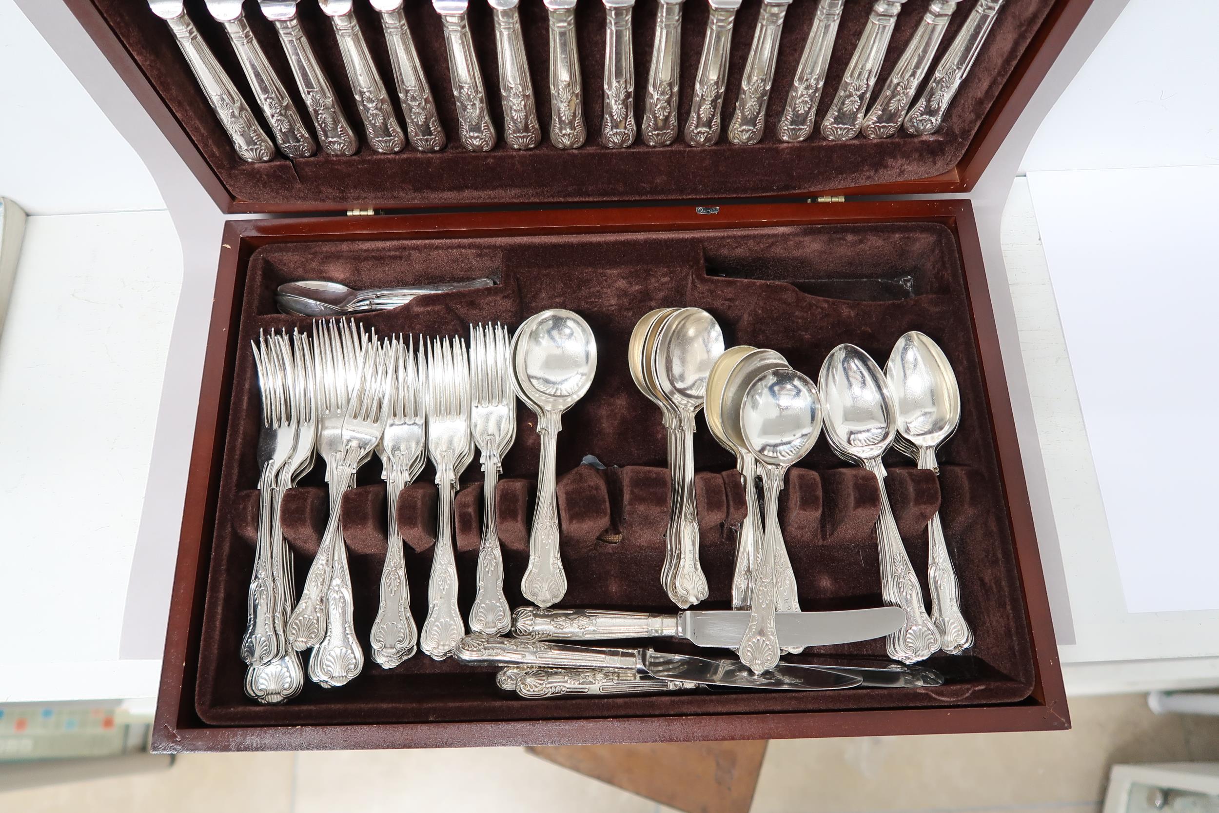 A canteen of Kings Pattern cutlery in a case - Bild 2 aus 2