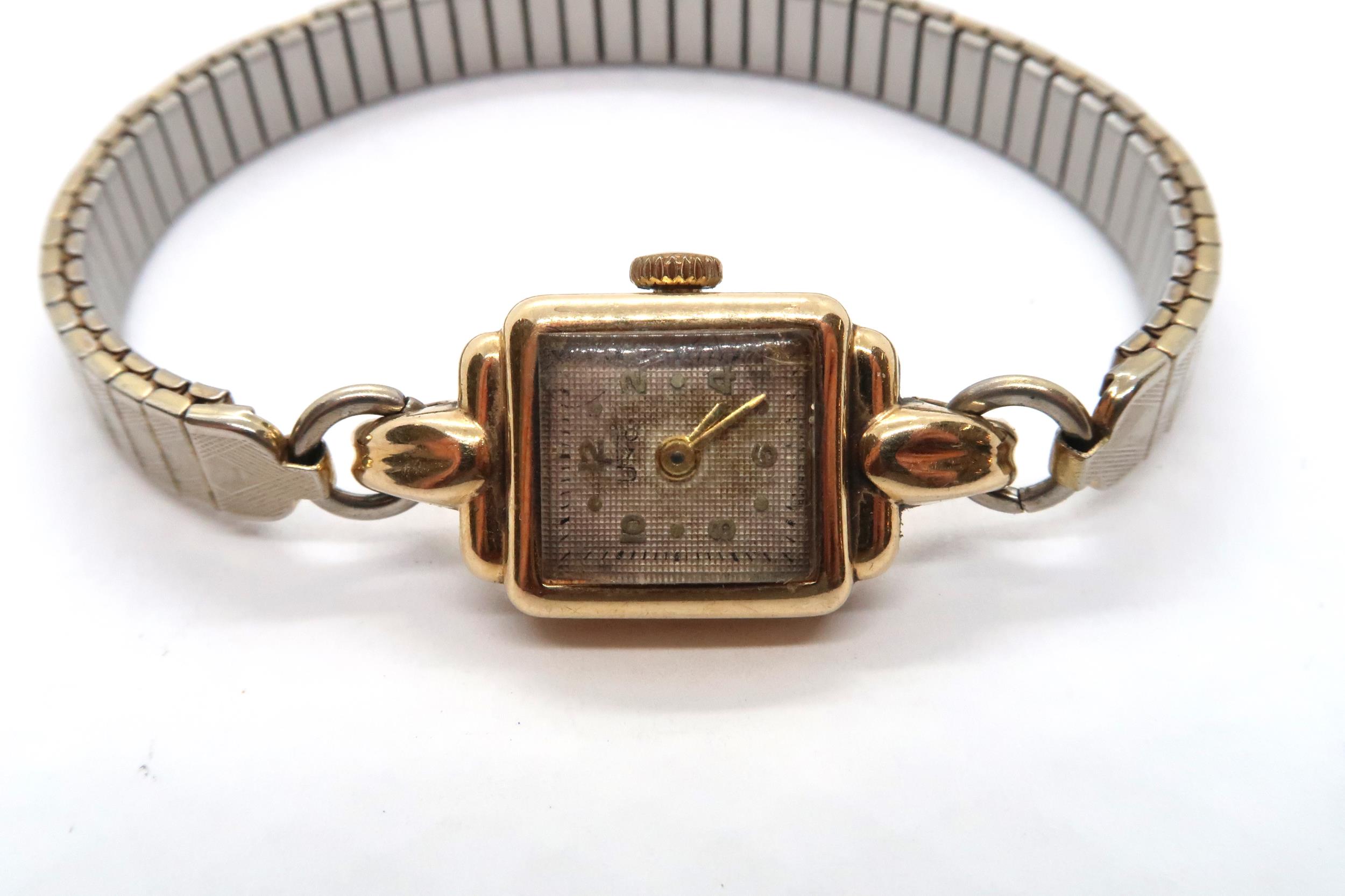 A 9ct yellow gold cased ladies watch on a bi-metal bracelet - Bild 2 aus 3