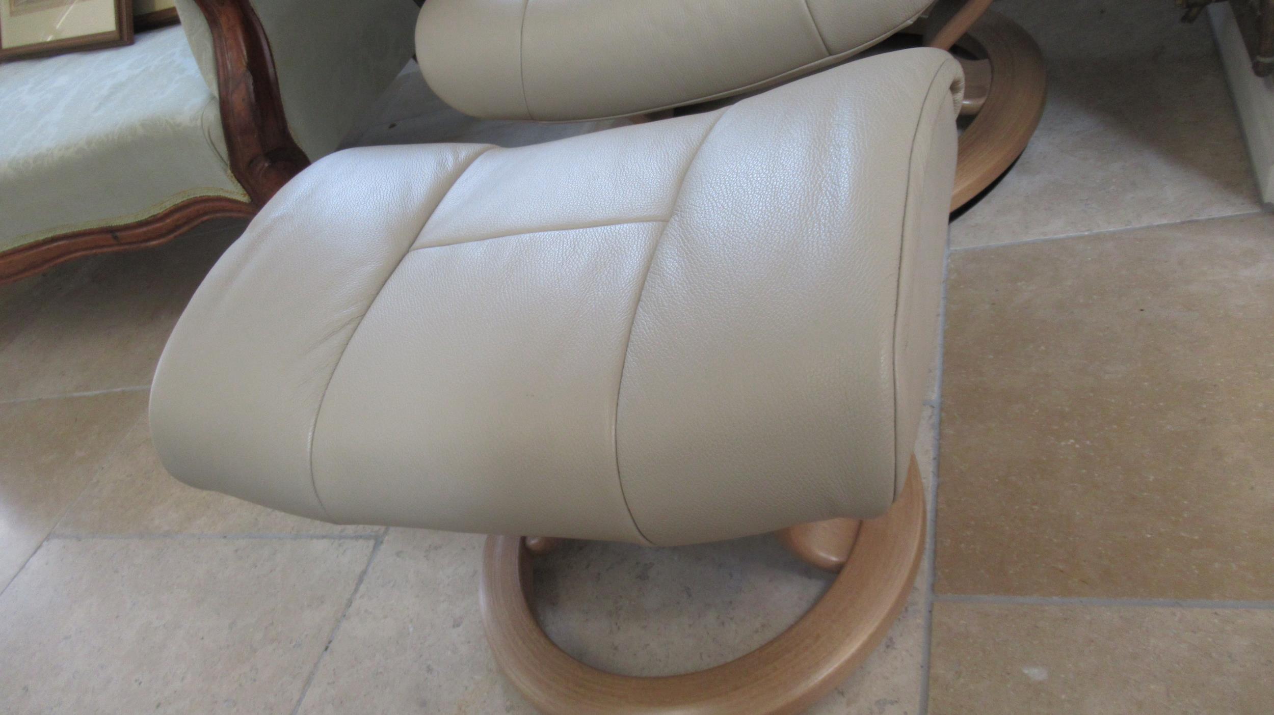 A Stressless Mayfair medium chair and stool, oak frame, with beige leather upholstery - Image 3 of 3