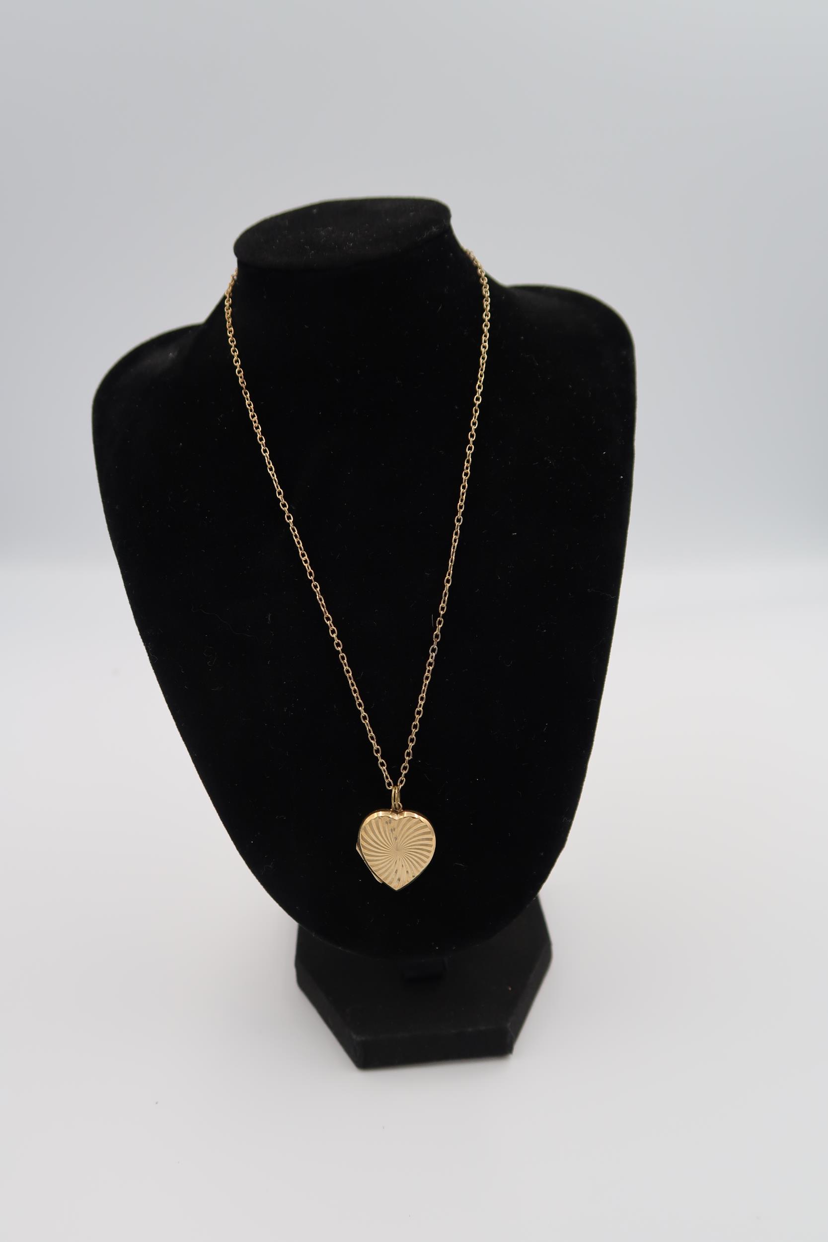 Six 9ct gold lockets, two on chains, total weight 16.4 grams.