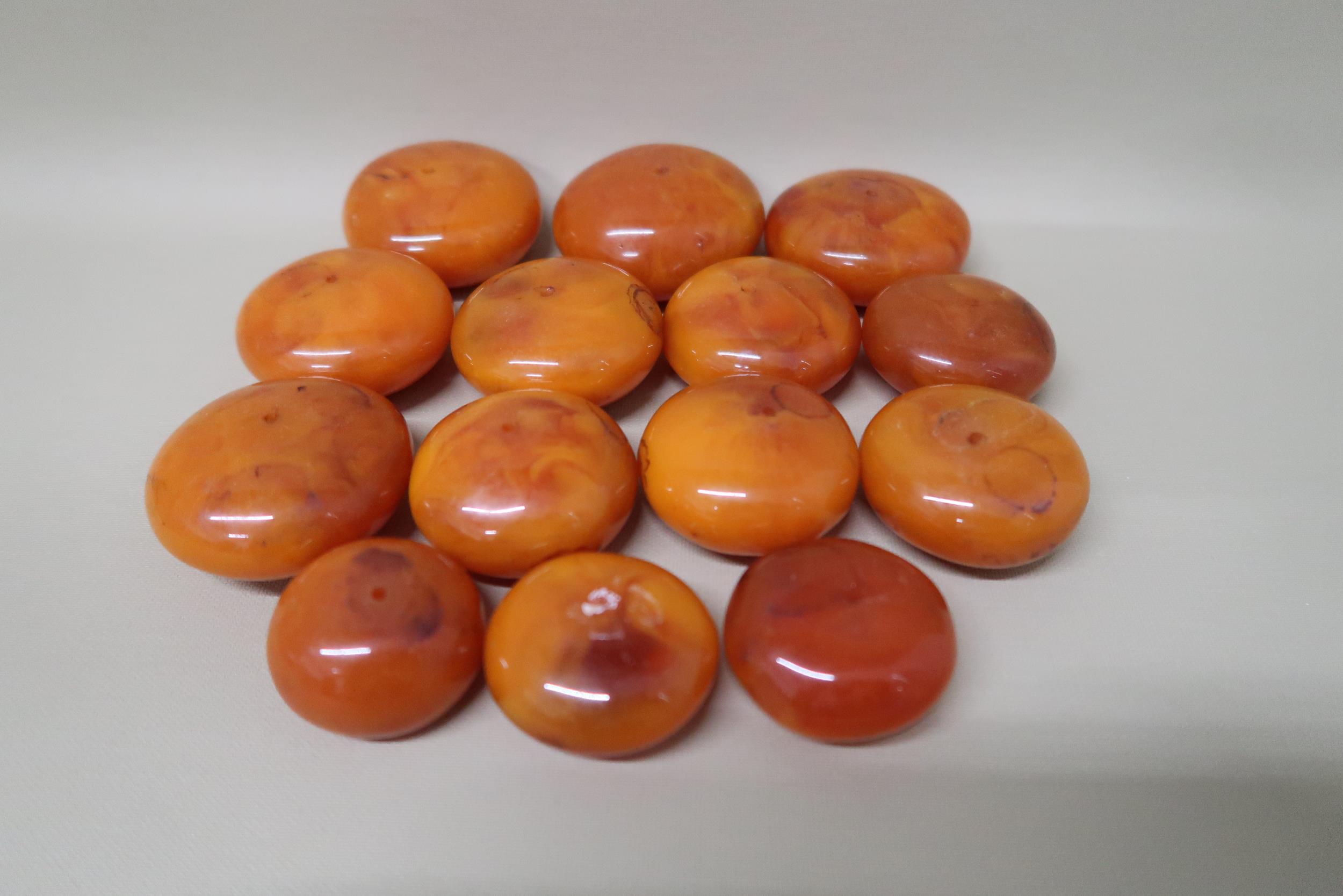 A graduated set of 14 butterscotch Amber beads of circular form ranging from 3.2cm x 2cm to 6cm x - Bild 2 aus 2