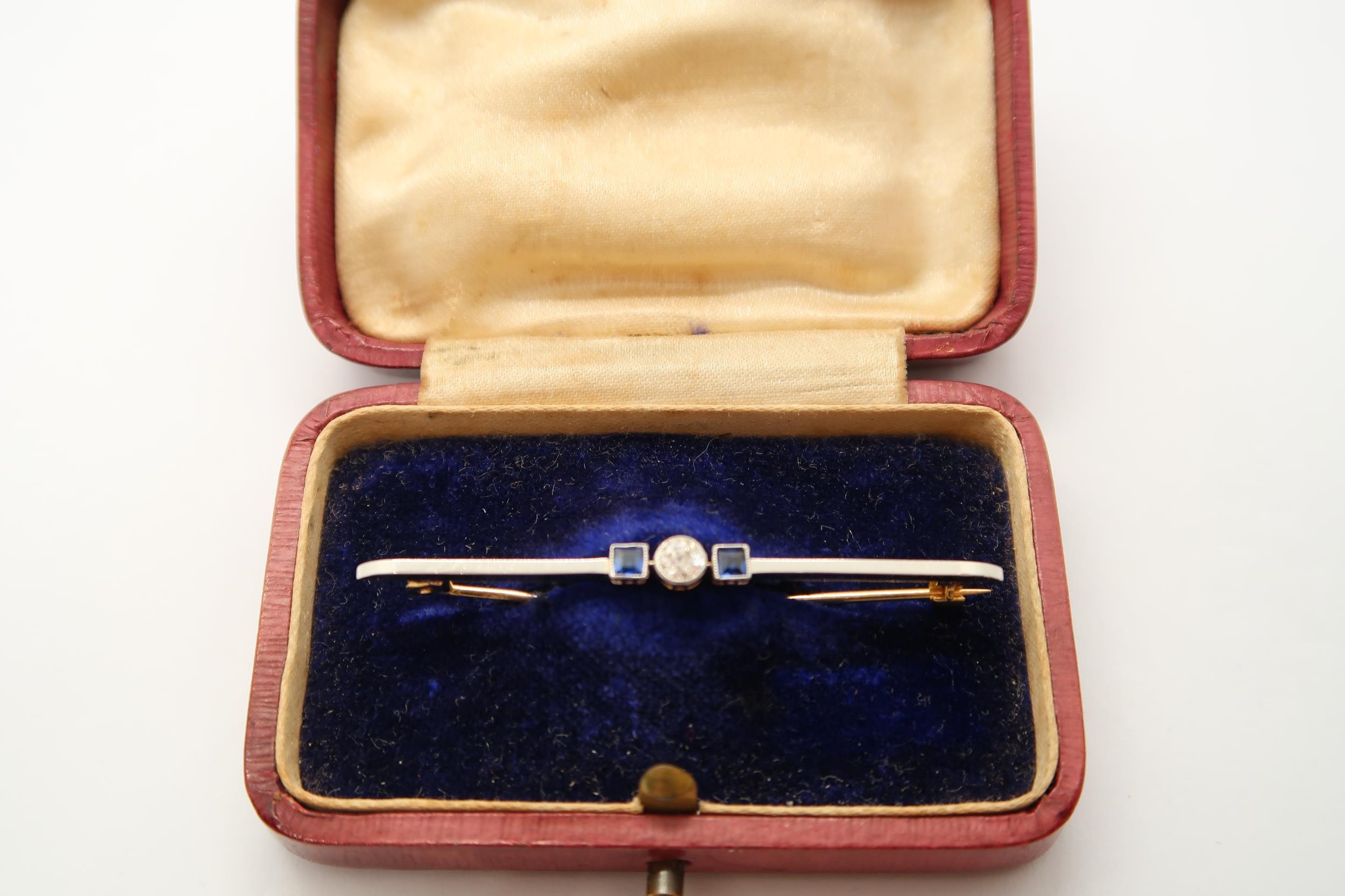 A platinum and 18ct yellow gold Art Deco diamond and sapphire bar brooch - Bild 3 aus 3