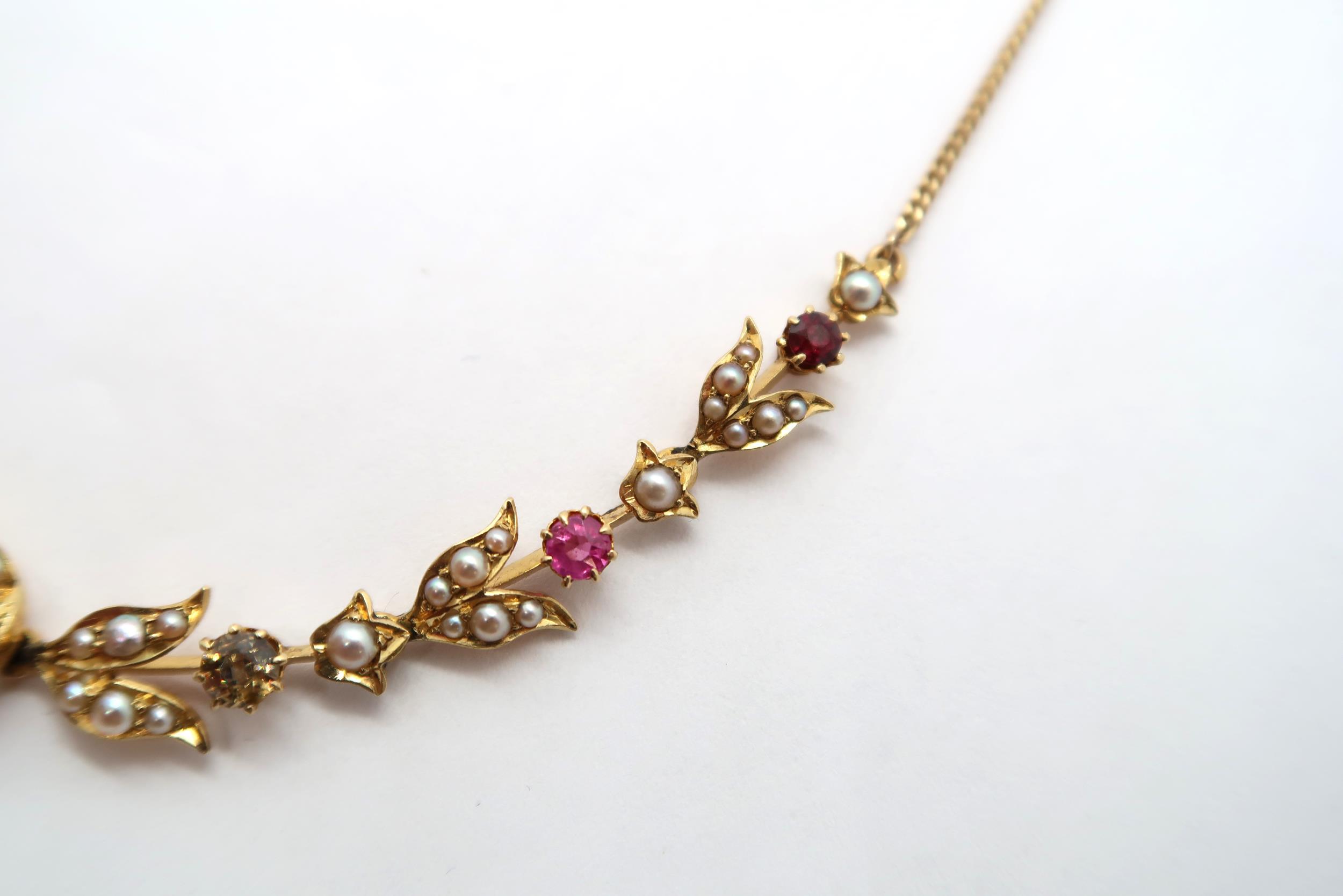 A seed pearl and gem set necklace, with central bow and foliate lines to the curb link chain. Gems - Image 5 of 6