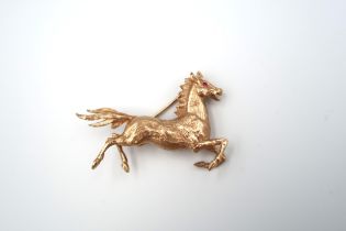 A 9ct yellow gold brooch of equine form - weight approx 10 grams
