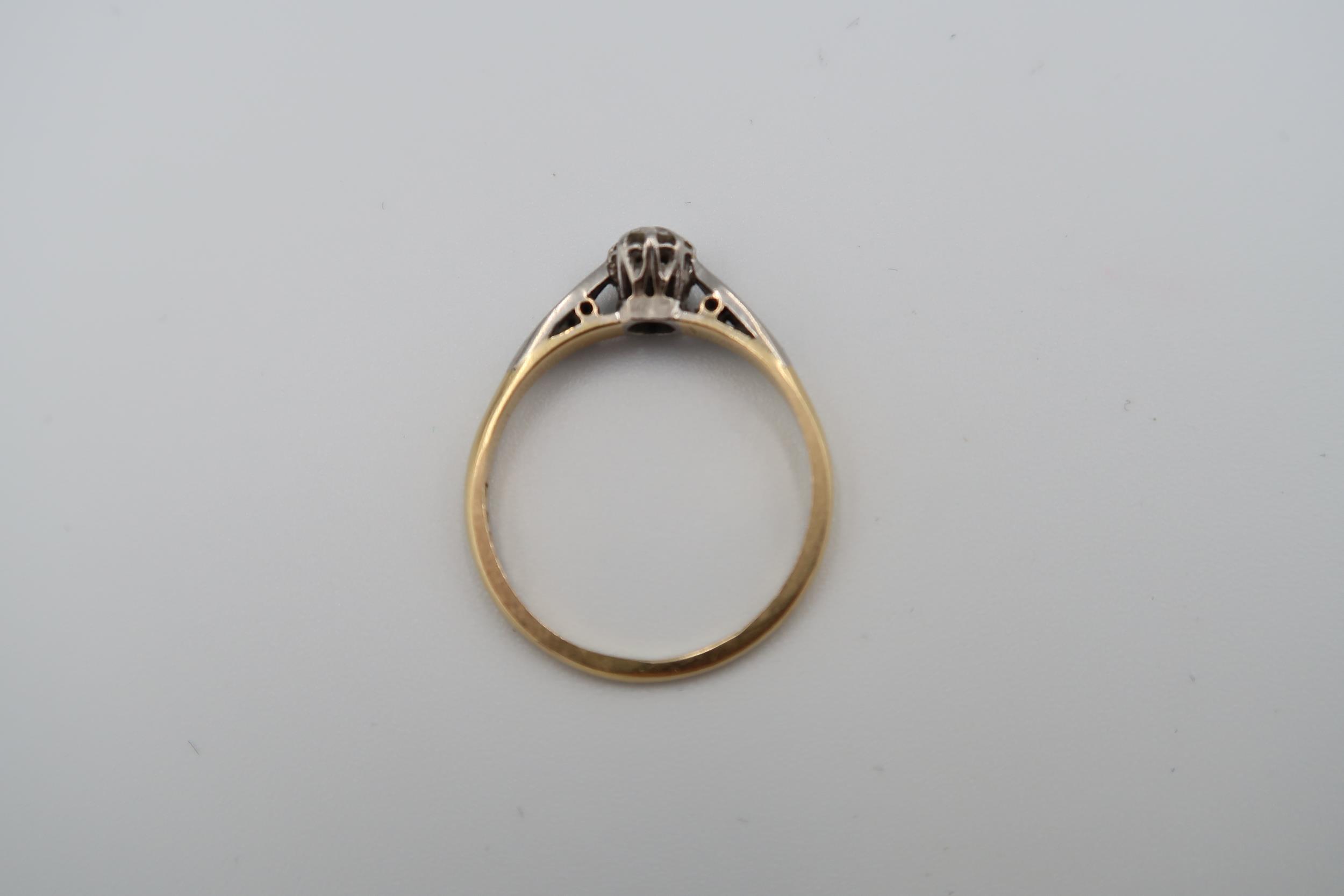 An 18ct gold and platinum ring with approx 0.15ct diamond to shoulder - approx weight 2.35 grams - Image 3 of 3