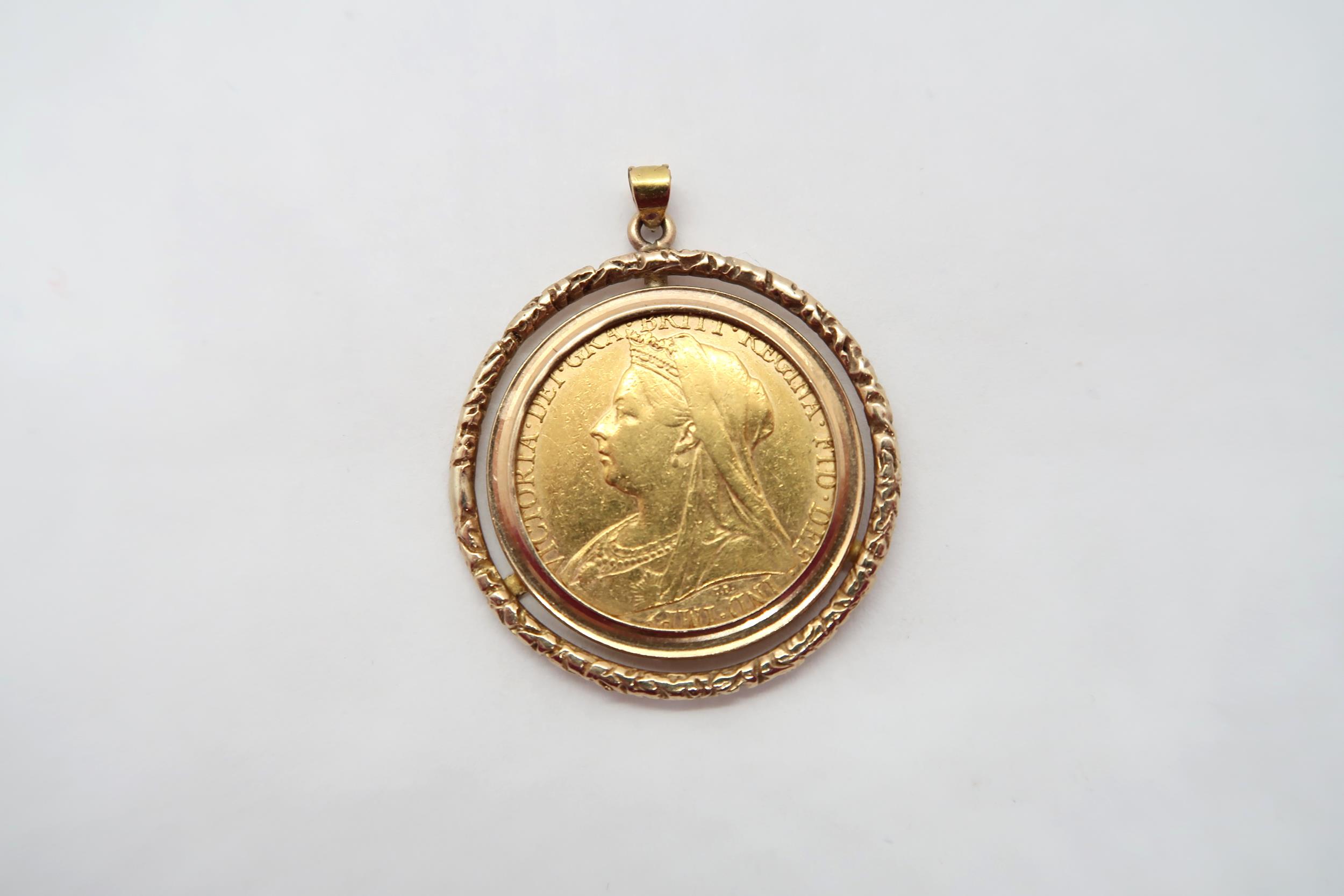 A Victorian sovereign dated 1898 in a gold mount - total weight approx 10.5 grams - Bild 2 aus 2
