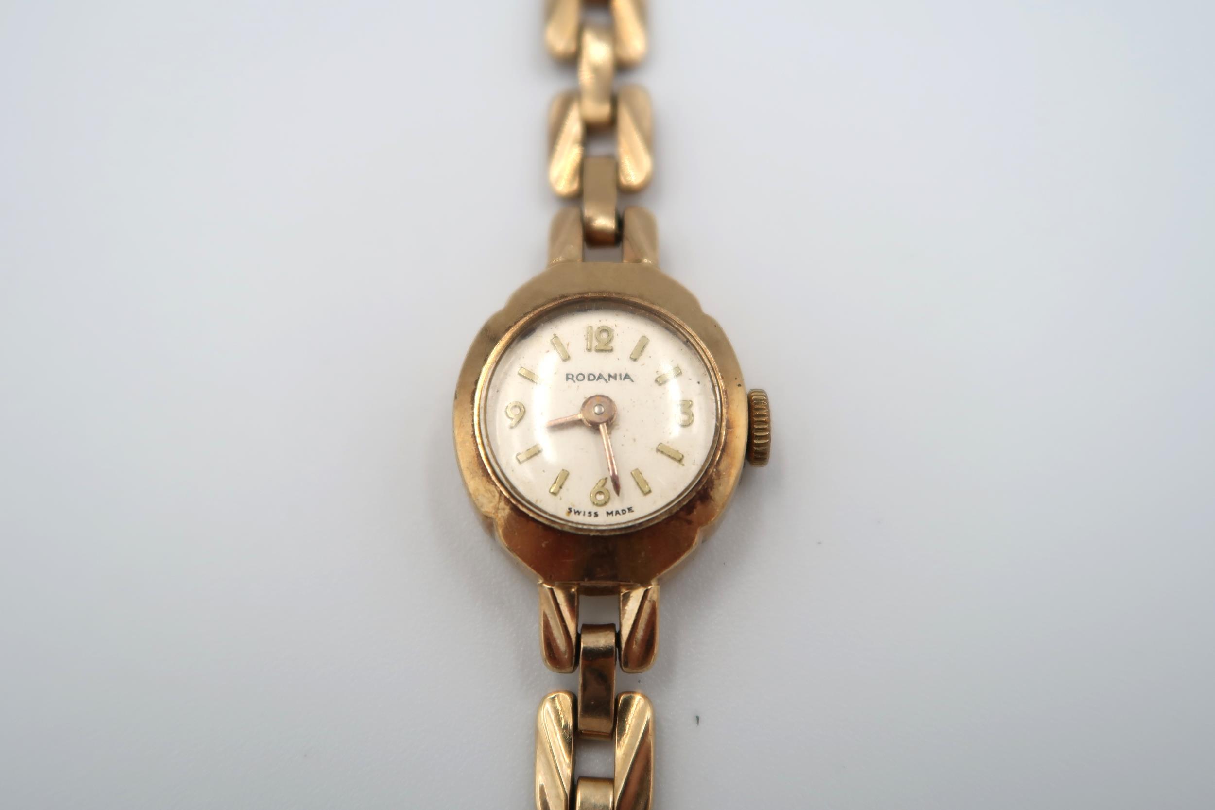 A ladies 9ct gold cased wristwatch on 9ct gold strap along with two 9ct gold watch cases. - Image 6 of 10