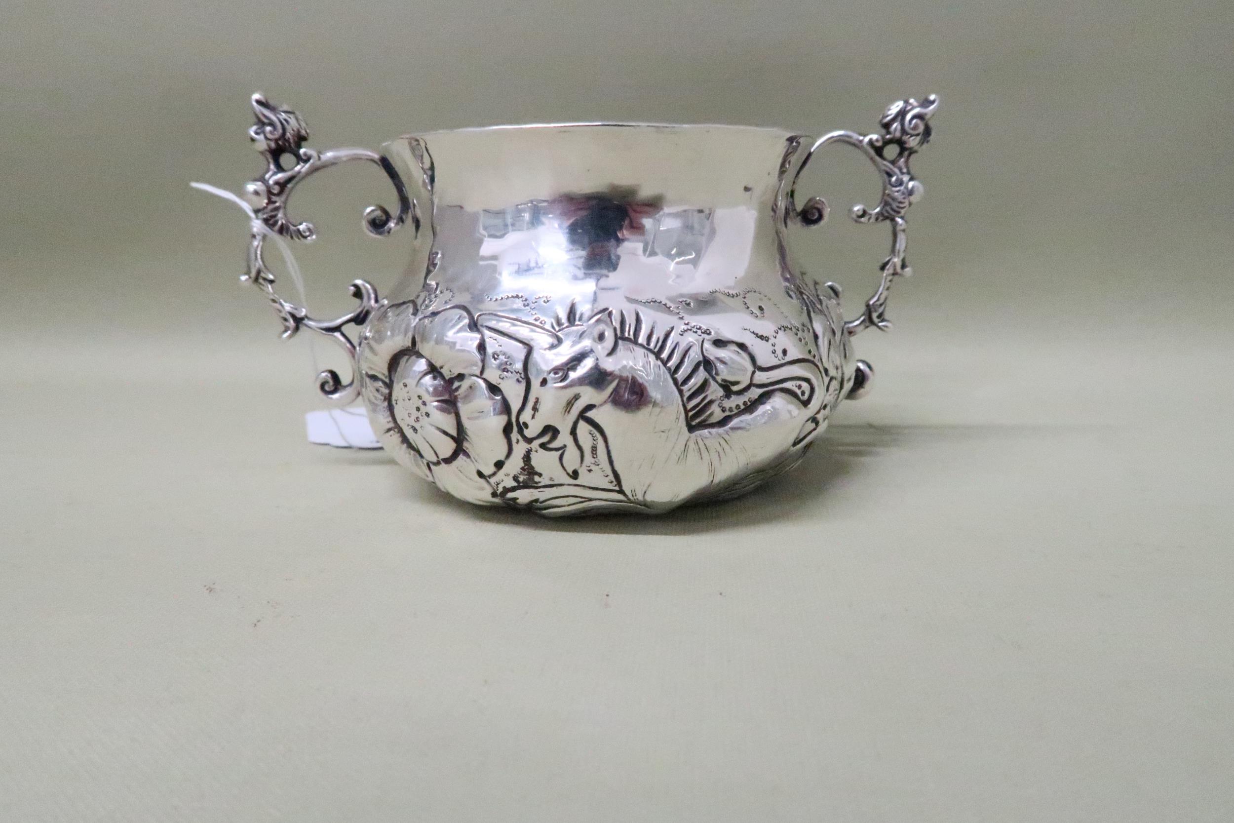 A Britannia silver porringer decorated with lion and unicorn embossed decoration - Height 7cm - 1821