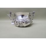 A Britannia silver porringer decorated with lion and unicorn embossed decoration - Height 7cm - 1821