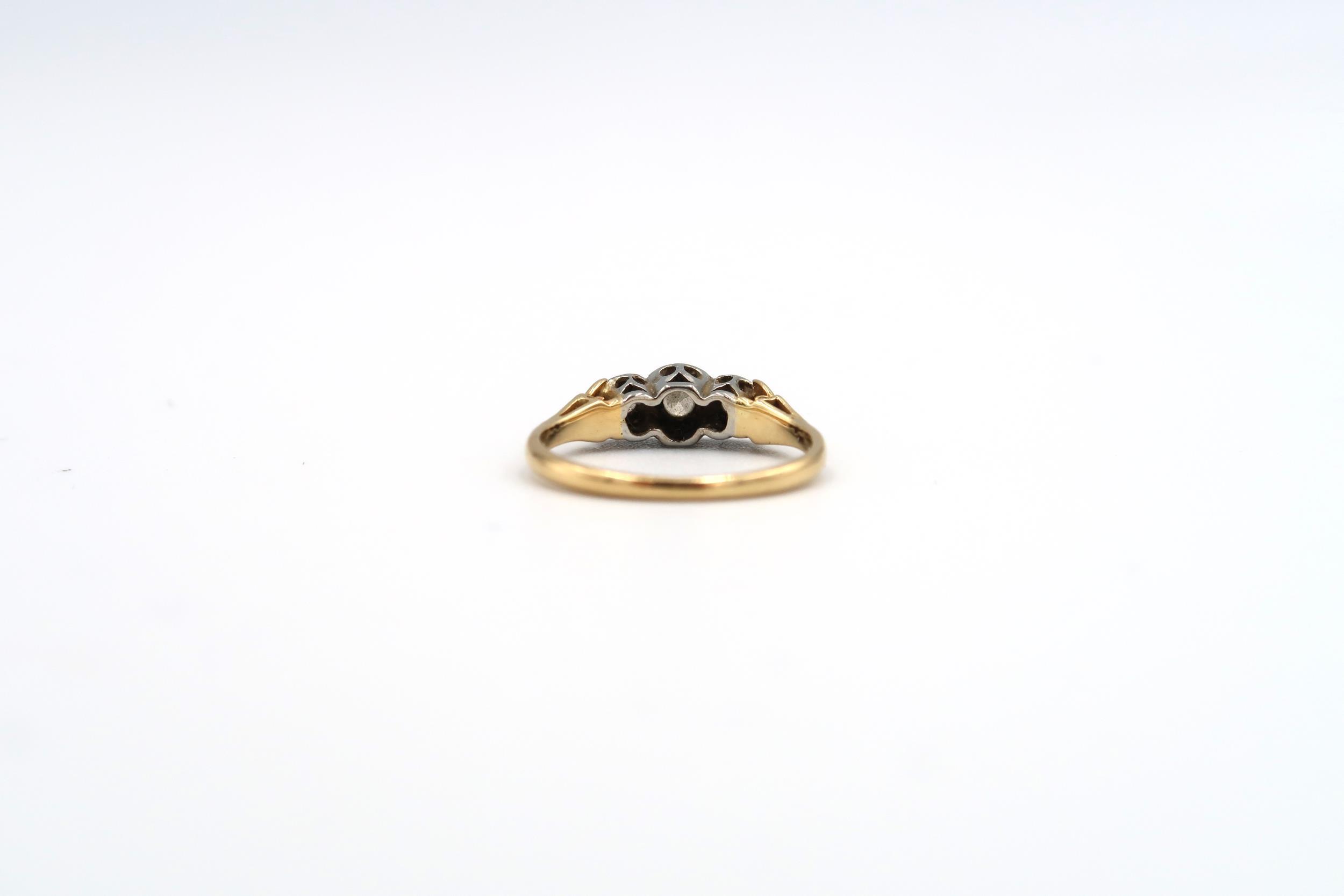 A 18ct yellow gold and platinum three stone diamond ring, size J 2.08 grams - Bild 3 aus 3