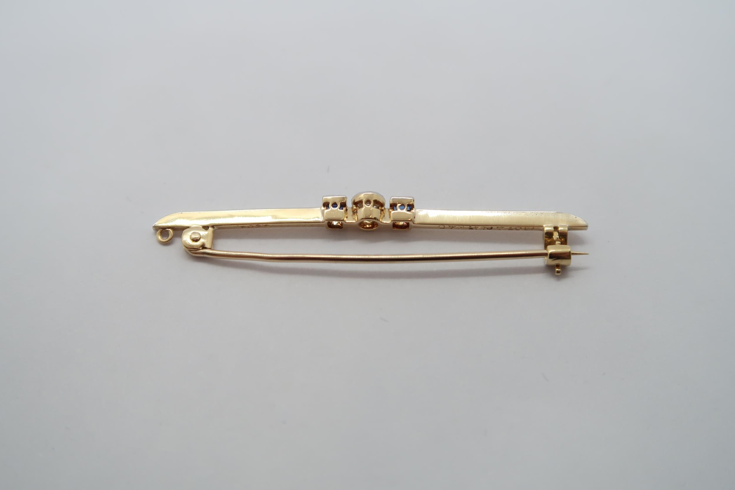 A platinum and 18ct yellow gold Art Deco diamond and sapphire bar brooch - Bild 2 aus 3