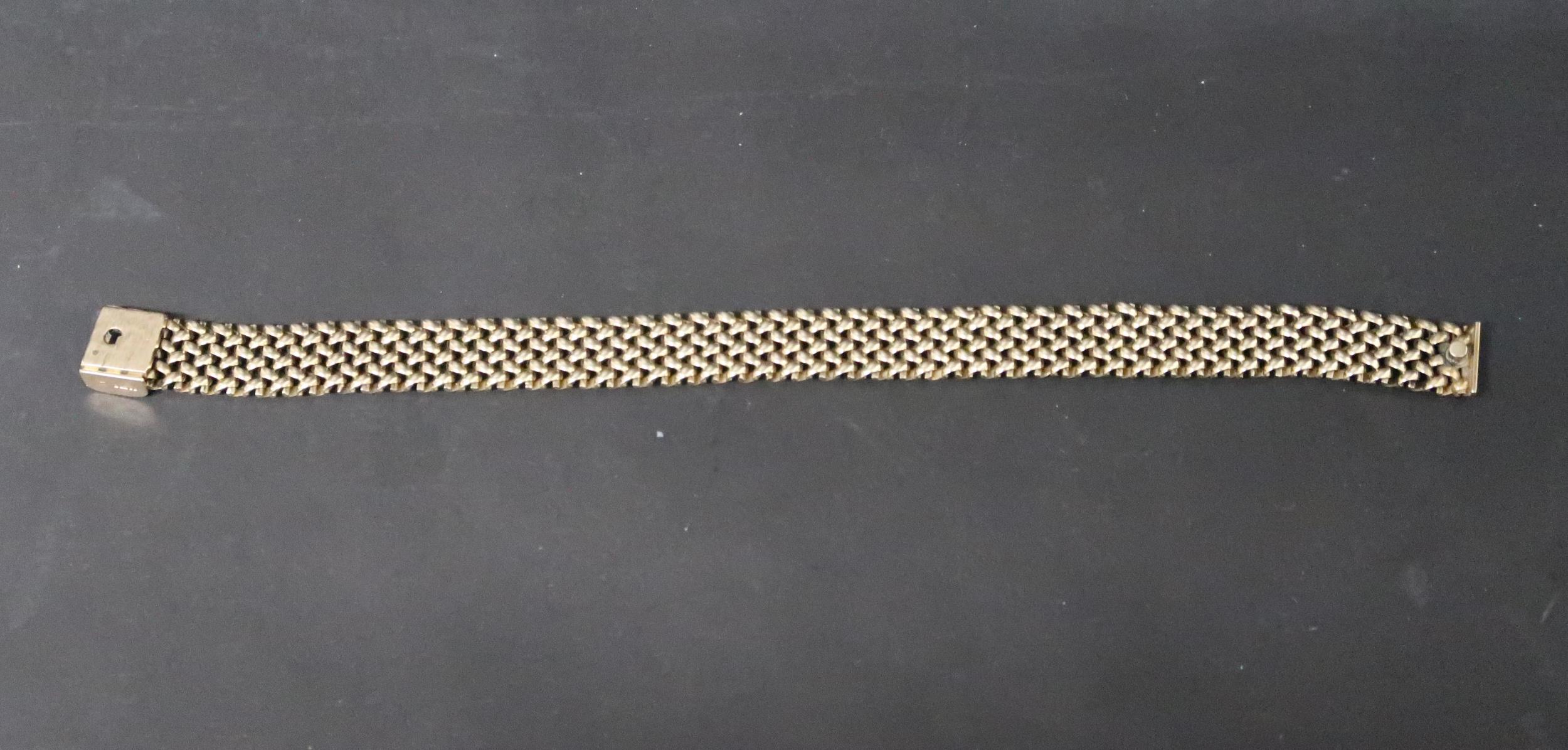 A 9ct yellow gold bracelet with articulated six row design, approx 22.8 grams - length 19.5cm