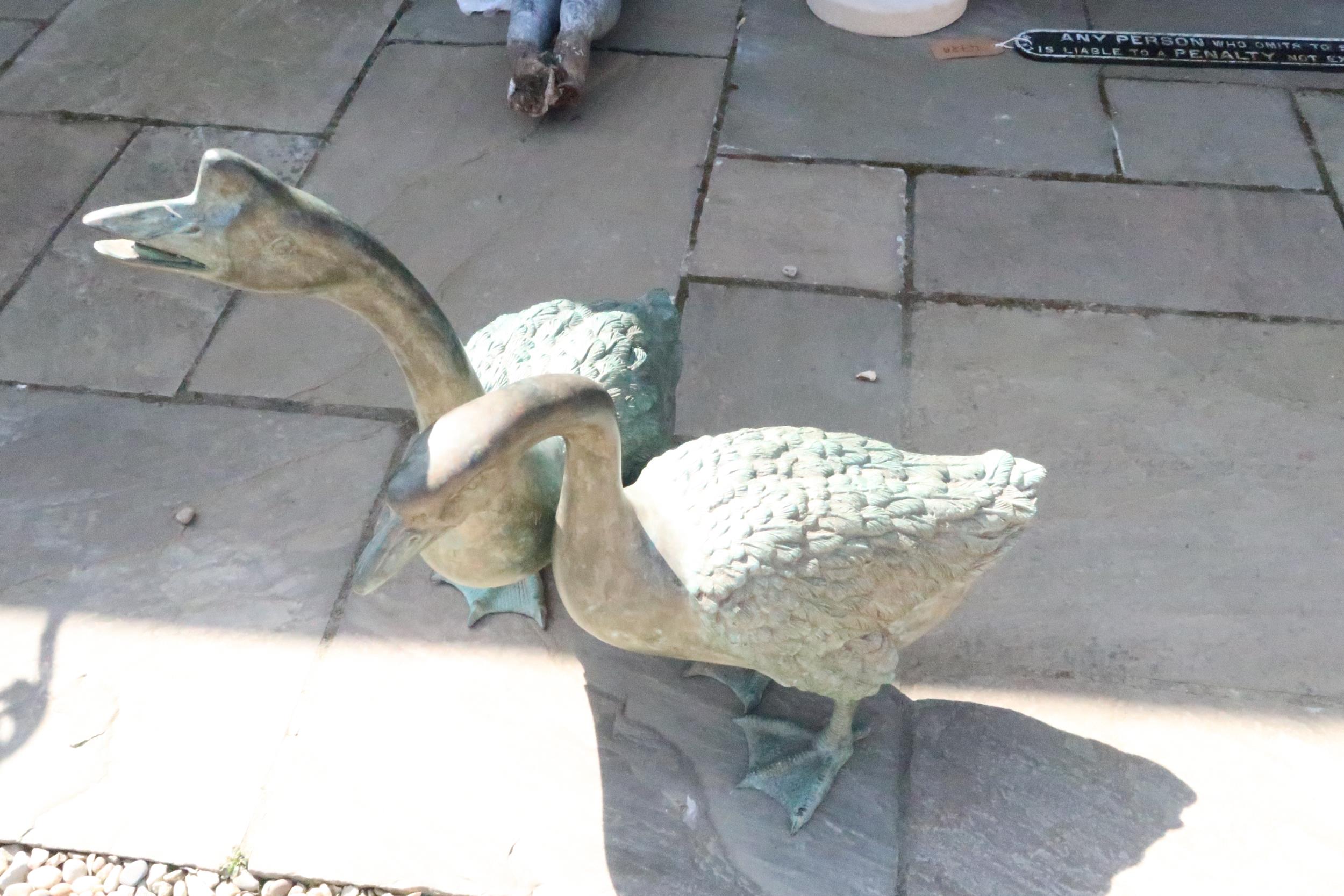A pair of bronze geese - Largest Height 74cm x Length 60cm - Bild 2 aus 2