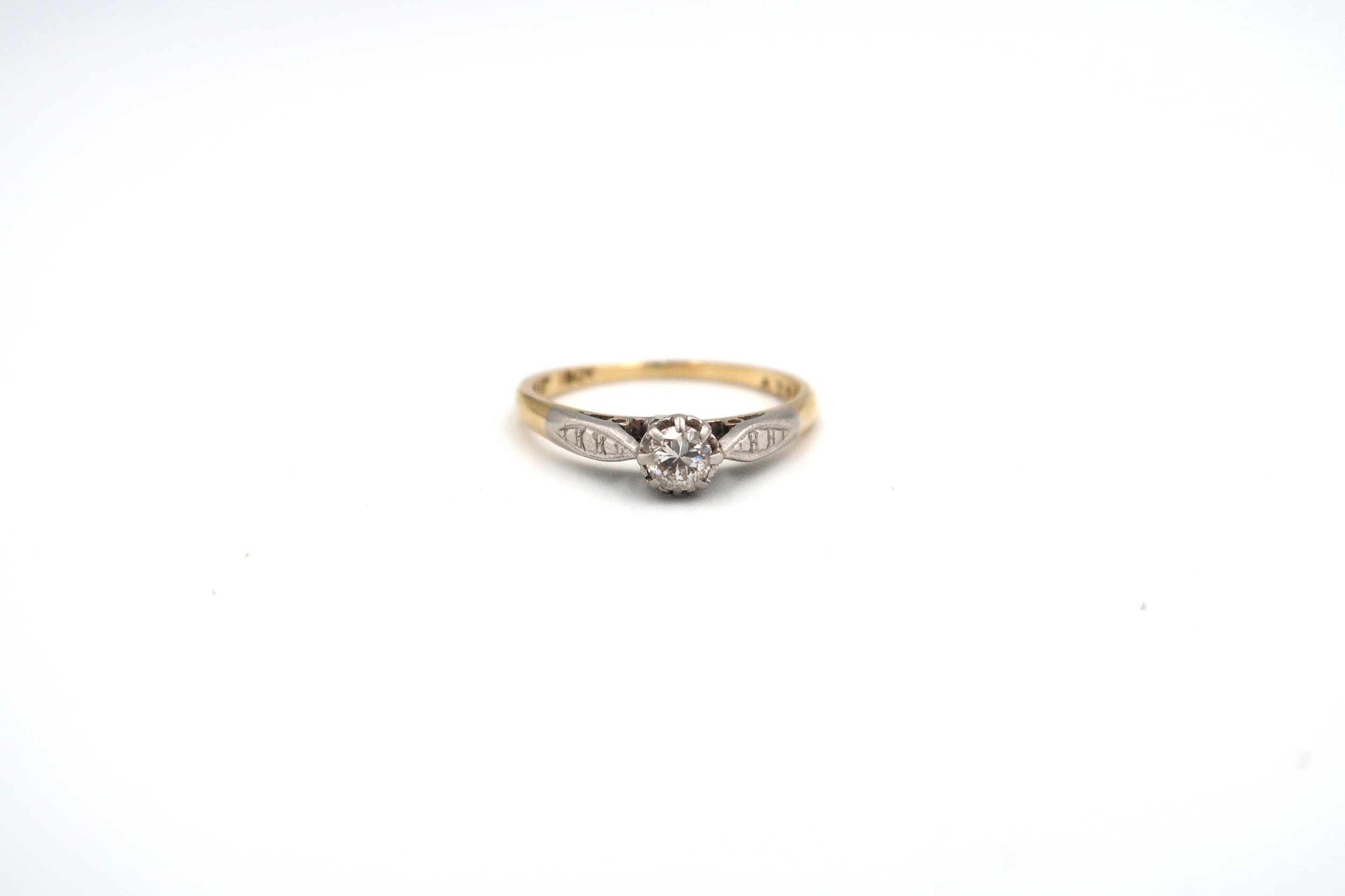 An 18ct gold and platinum ring with approx 0.15ct diamond to shoulder - approx weight 2.35 grams