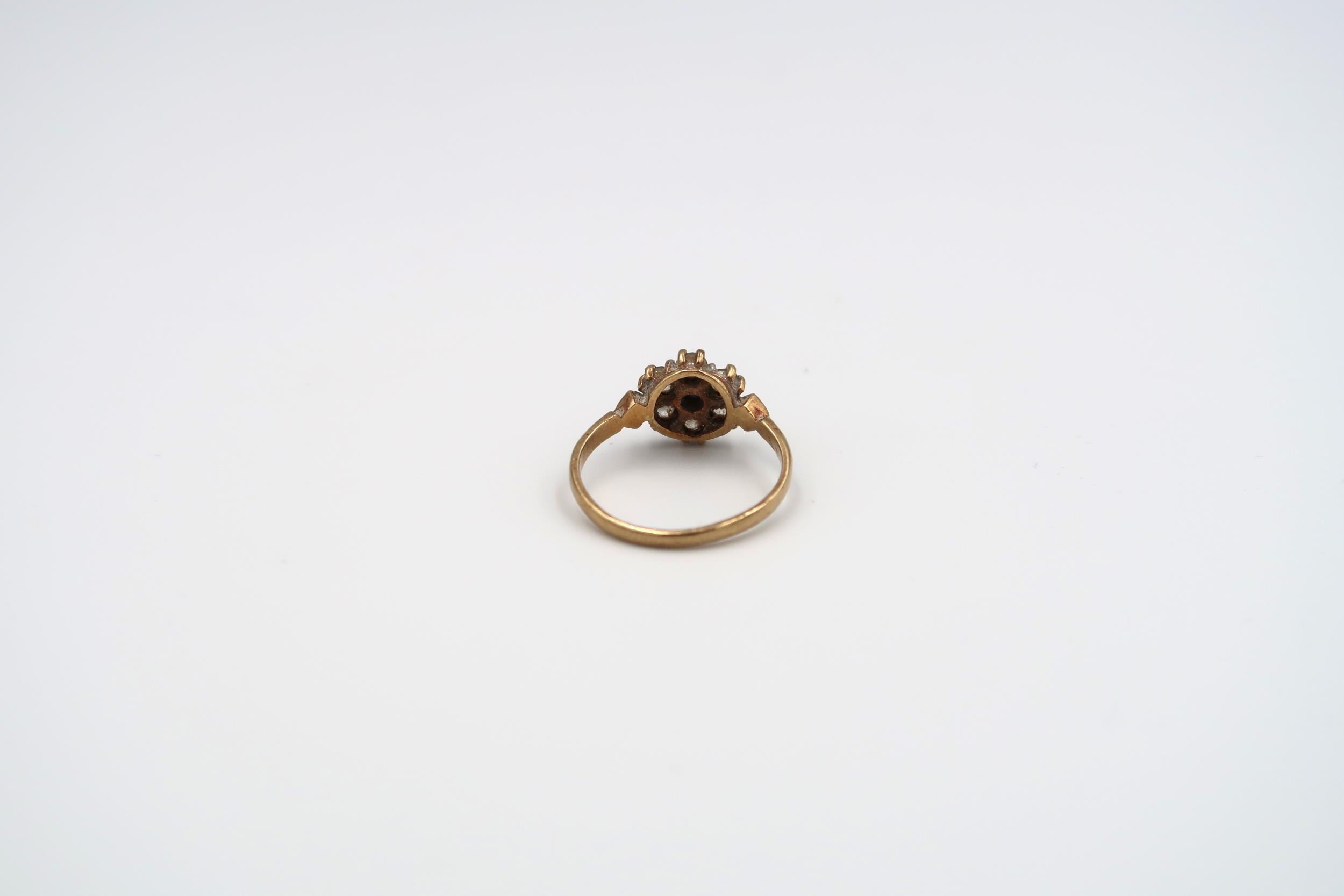 Three rings to include: a 9ct gold sapphire and white stone cluster ring weight 1.78 grams, size - Bild 3 aus 10