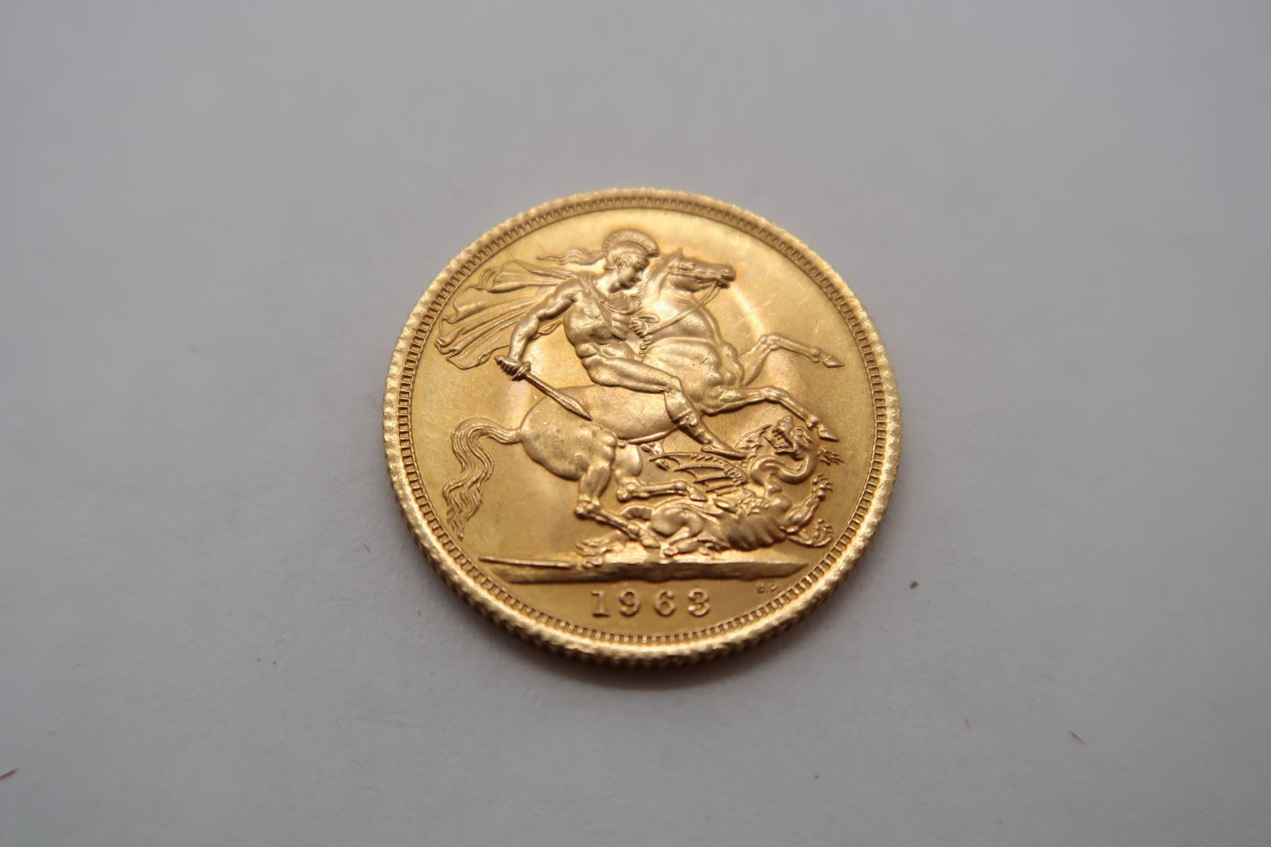 A 1963 full gold sovereign, approx 7.98 grams