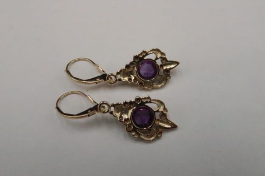 A pair of 9ct Yellow Gold (Tested) Art Deco Cabochon Cut Amethyst Drop Ear Rings, Head Size Includes - Image 4 of 5