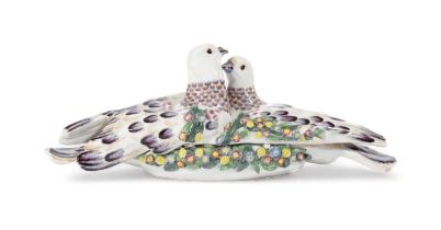 A SAMSON PORCELAIN DOVE TUREEN AND COVER IN CHELSEA STYLE, 19TH CENTURY modelled as two billing