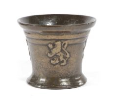 AN ENGLISH BRONZE MORTAR PROBABLY LONDON, LATE 17TH / EARLY 18TH CENTURY of flaring form, cast