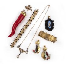 λ A mixed group of jewels, comprising: a moonstone and sapphire necklace, mounted in gold; a mid-