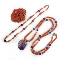 λ A single row coral, seed pearl and amethyst bead necklace, suspending a carved amethyst netsuke