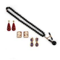 λ A mixed group of jewellery, comprising: a black onyx necklace, to a gold clasp, length 49.5cm; a