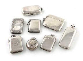 A mixed lot of silver items, comprising: a late-Victorian vesta case and sovereign case,