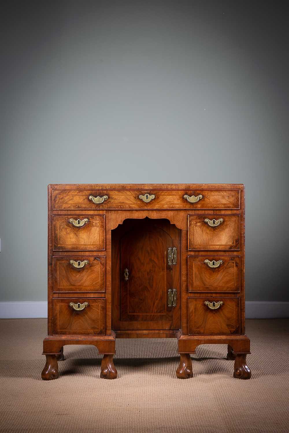 A FINE GEORGE II WALNUT KNEEHOLE DESK / DRESSING TABLE C.1730 with feather and cross banding, the - Image 3 of 3