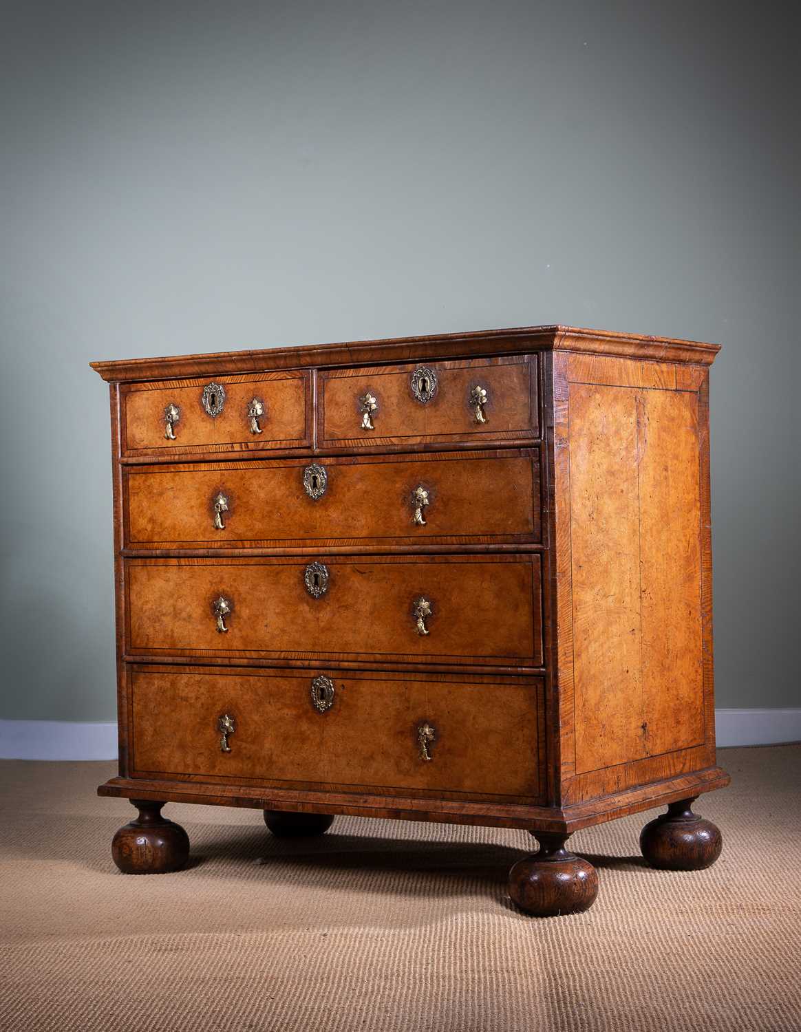 A WILLIAM AND MARY BURR ELM CHEST LATE 17TH / EARLY 18TH CENTURY with ash banding and ebonised - Image 4 of 4