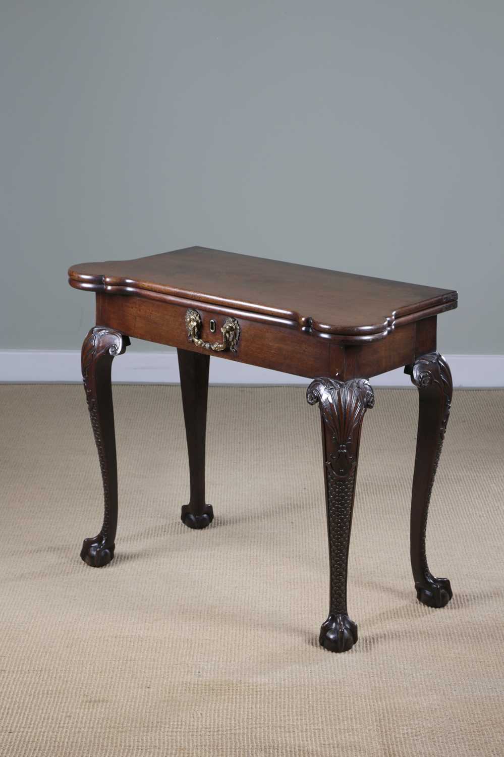 A FINE GEORGE II MAHOGANY CONCERTINA CARD TABLE C.1740-50 the fold-over top revealing a baize - Image 2 of 6