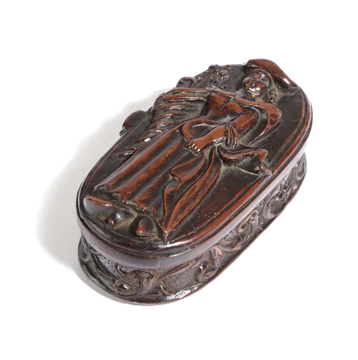 A TREEN SISSINGHURST CASTLE PRISONER OF WAR SNUFF BOX C.1760 carved with a well dressed lady holding