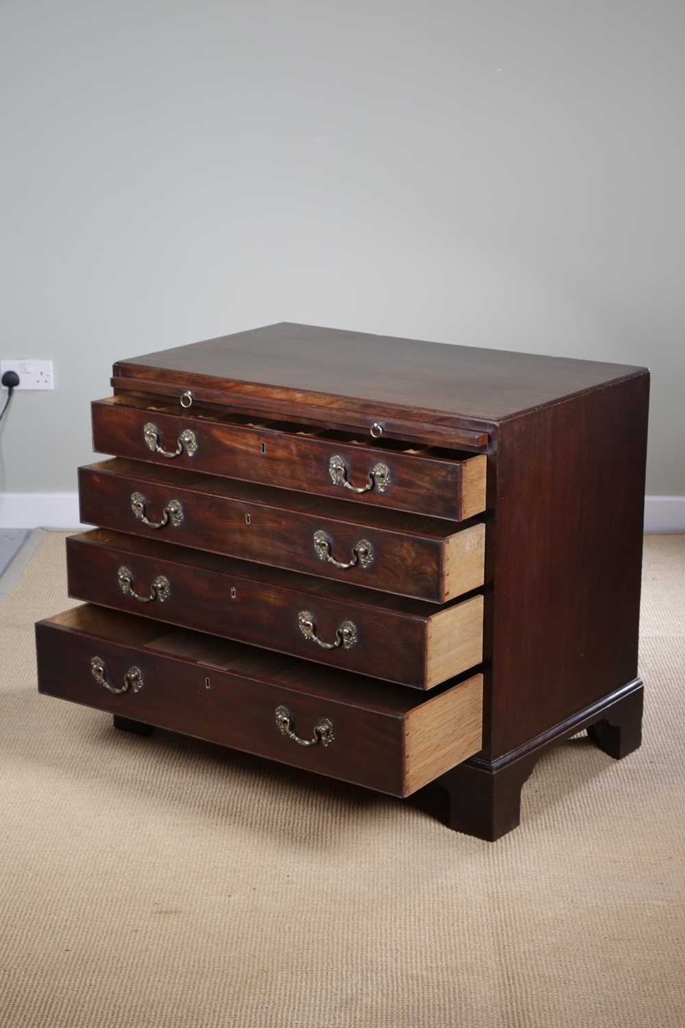 AN EARLY GEORGE III MAHOGANY CHEST C.1760 the caddy moulded top above a brushing slide and four - Image 3 of 3