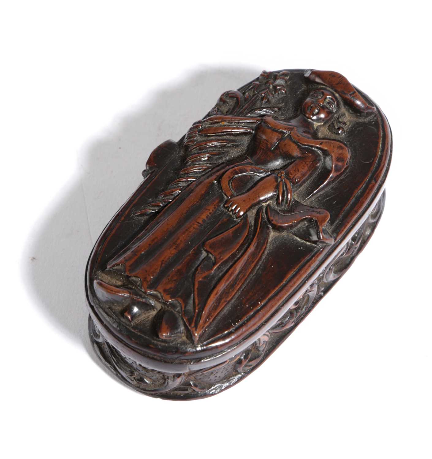 A TREEN SISSINGHURST CASTLE PRISONER OF WAR SNUFF BOX C.1760 carved with a well dressed lady holding - Image 2 of 3